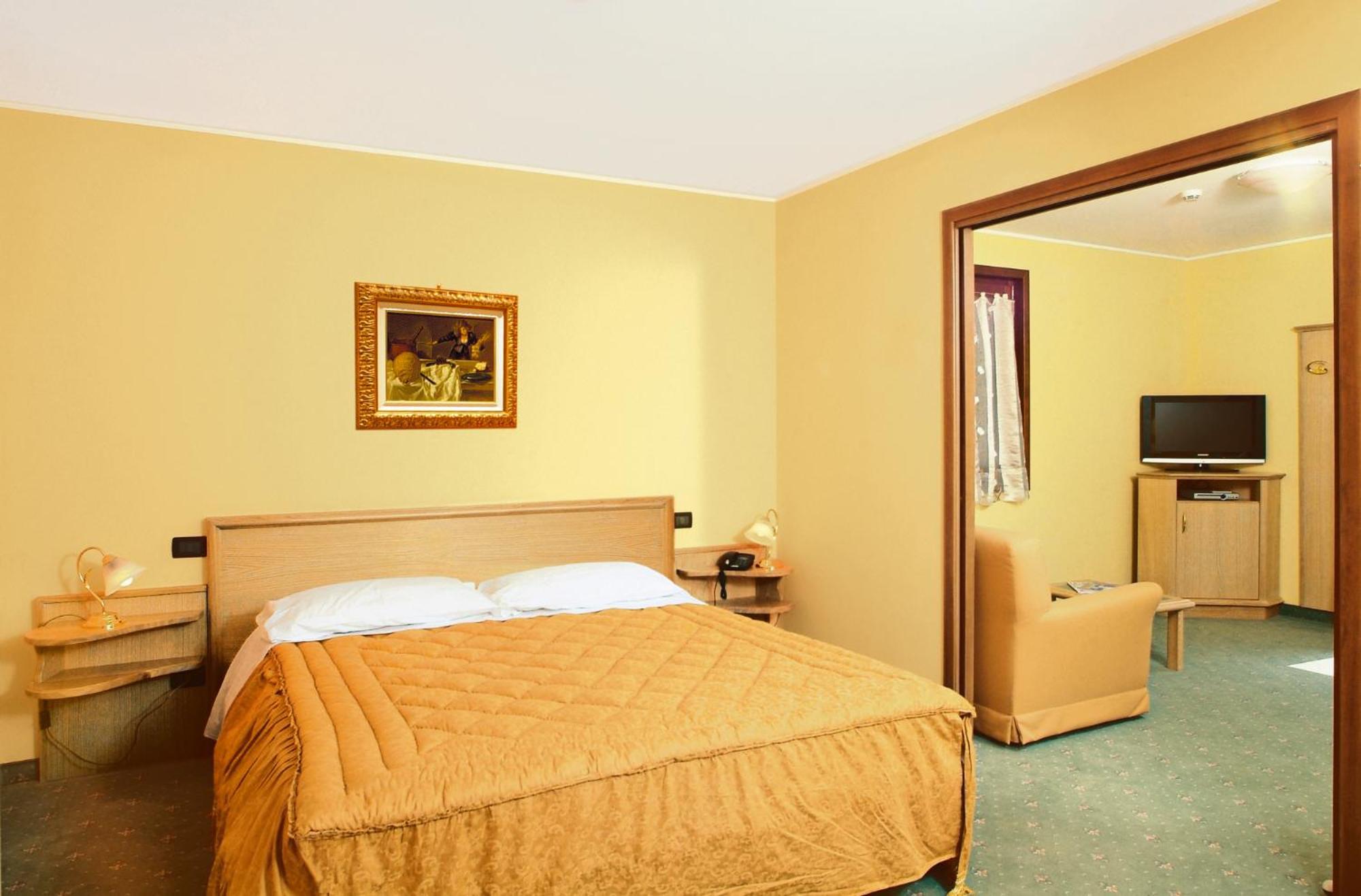 Suite with Spa Bath - Photo 4