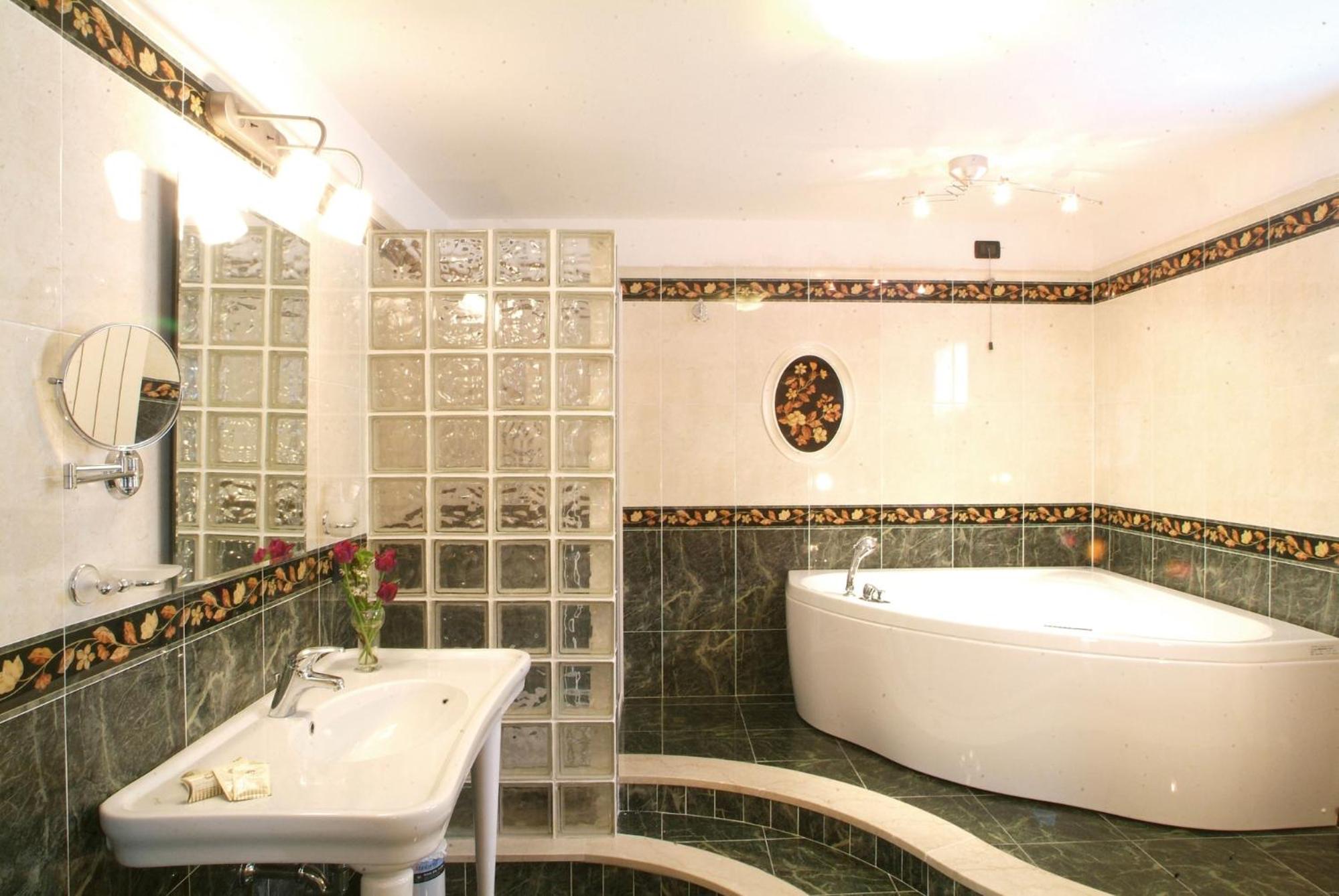 Suite with Spa Bath - Photo 3