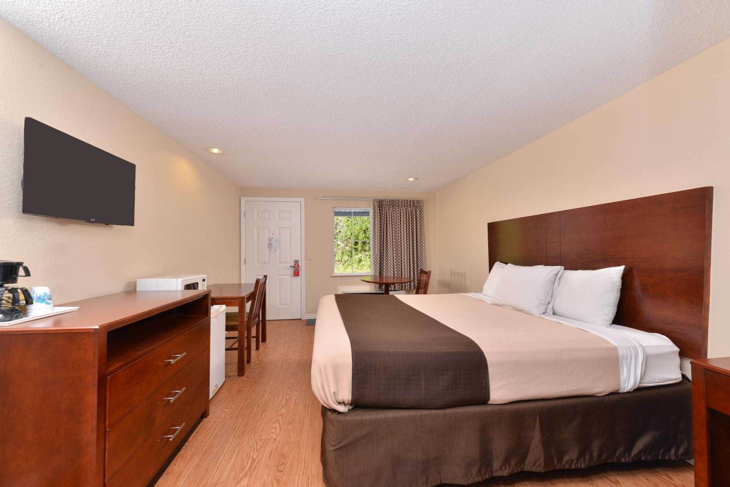 King Room - Non-Smoking - Photo 1