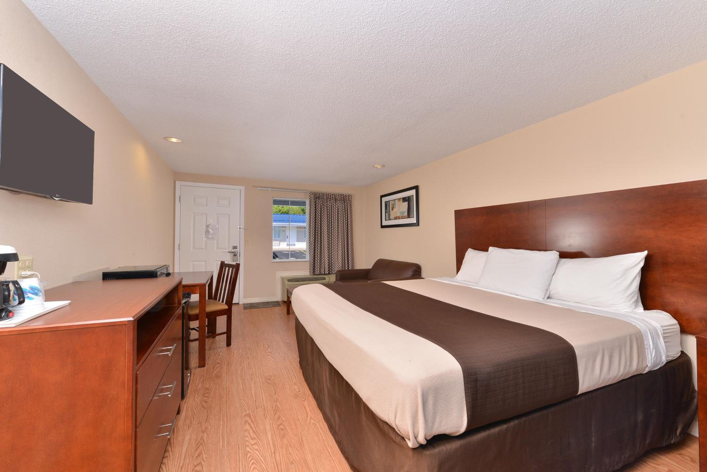 King Room - Non-Smoking - Photo 4