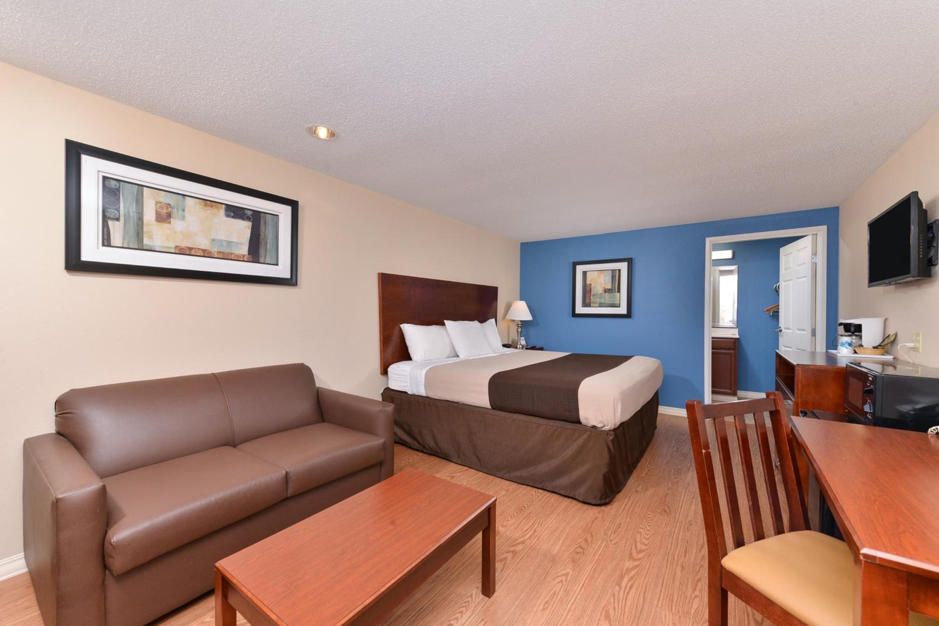 King Room - Non-Smoking - Photo 2