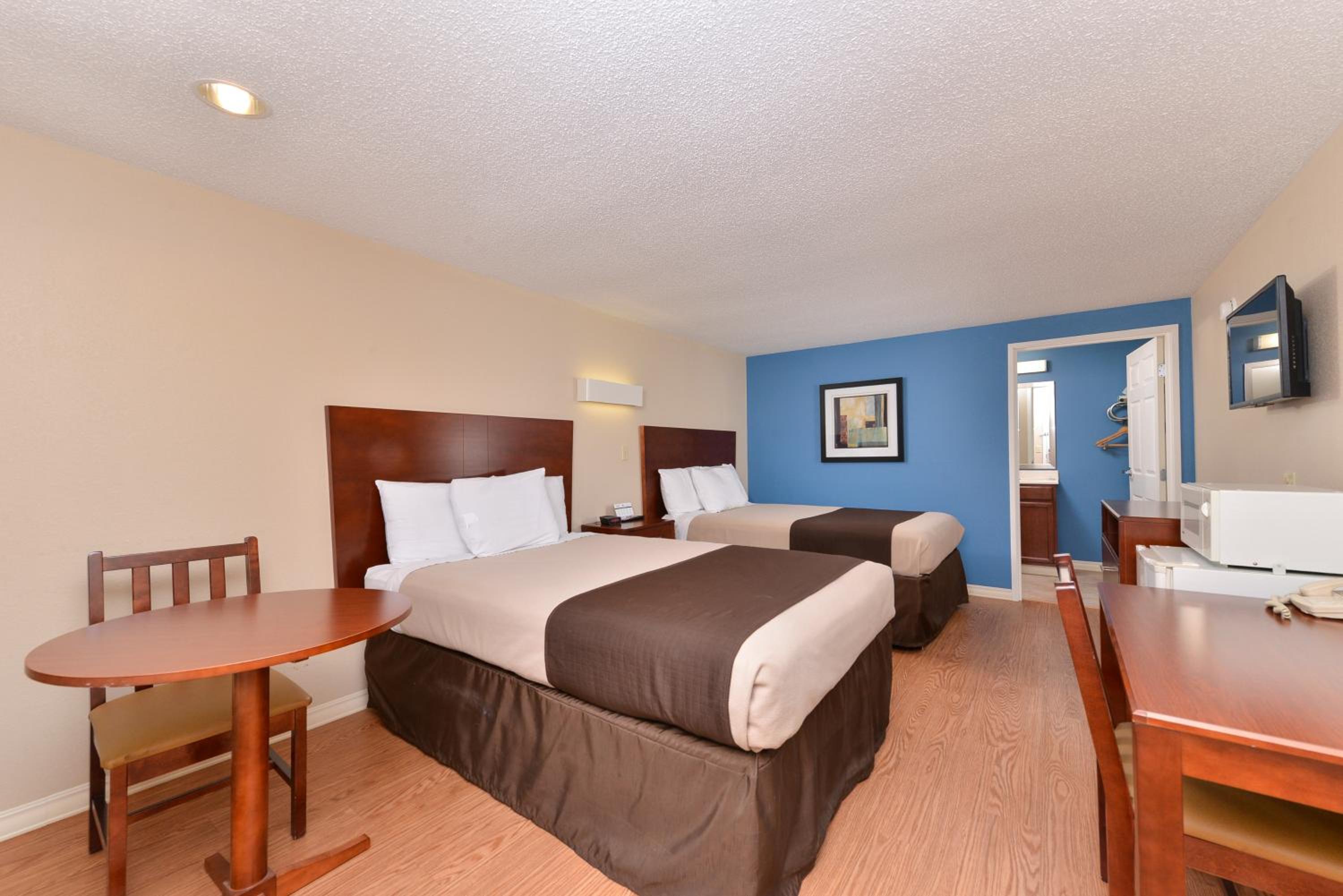 Double Room with Two Double Beds - Non-Smoking - Photo 2