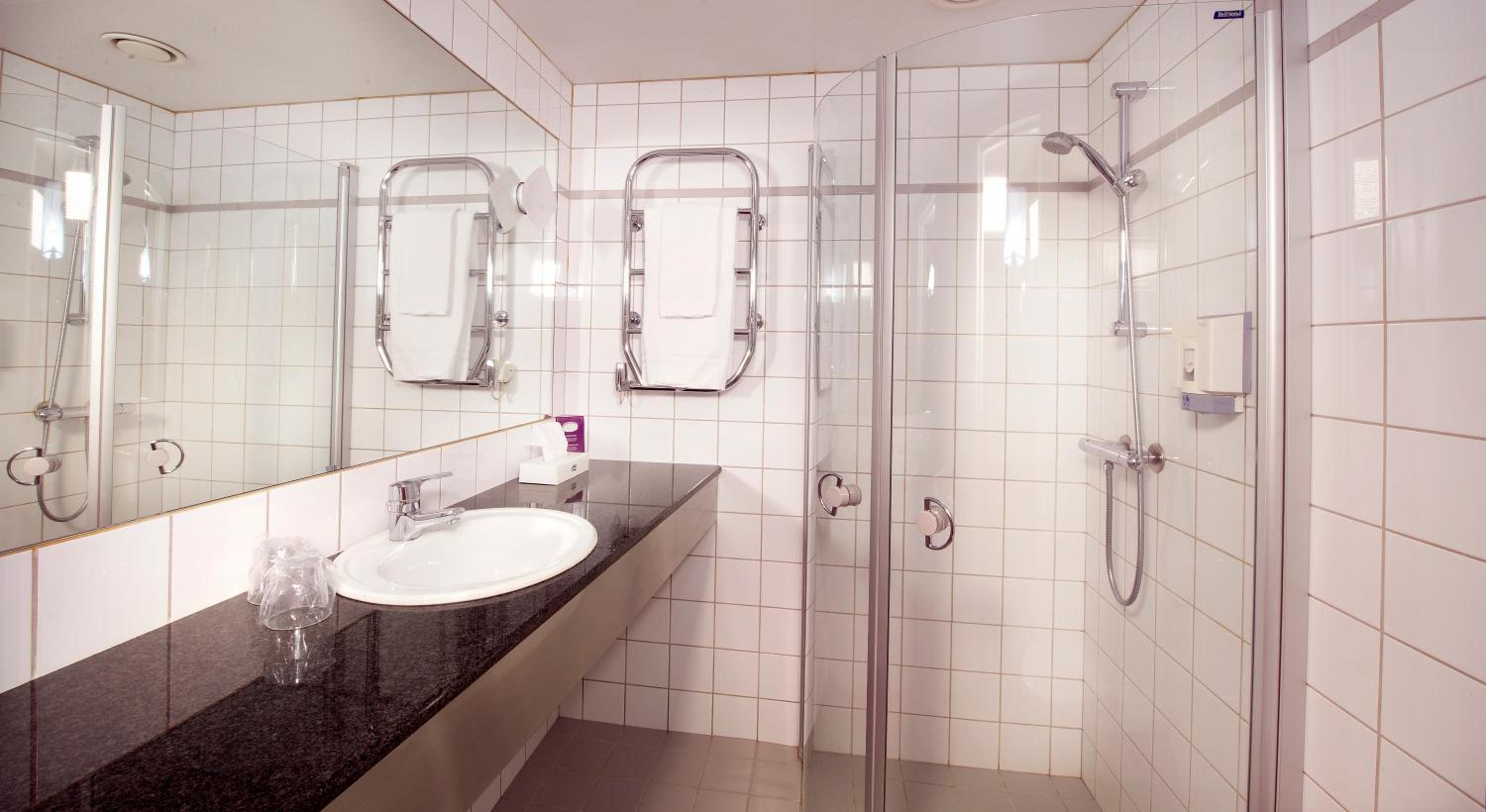 Standard Twin Room - Photo 4