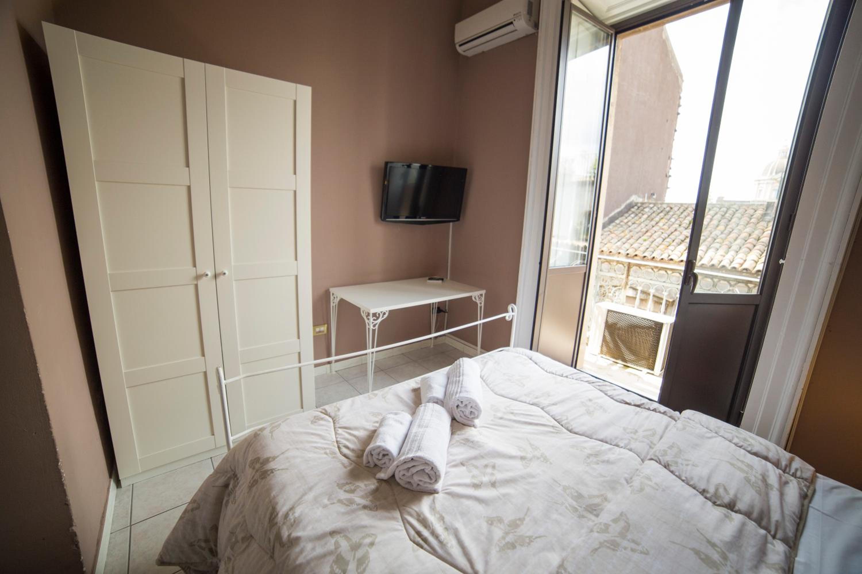Double or Twin Room with Balcony - Photo 7