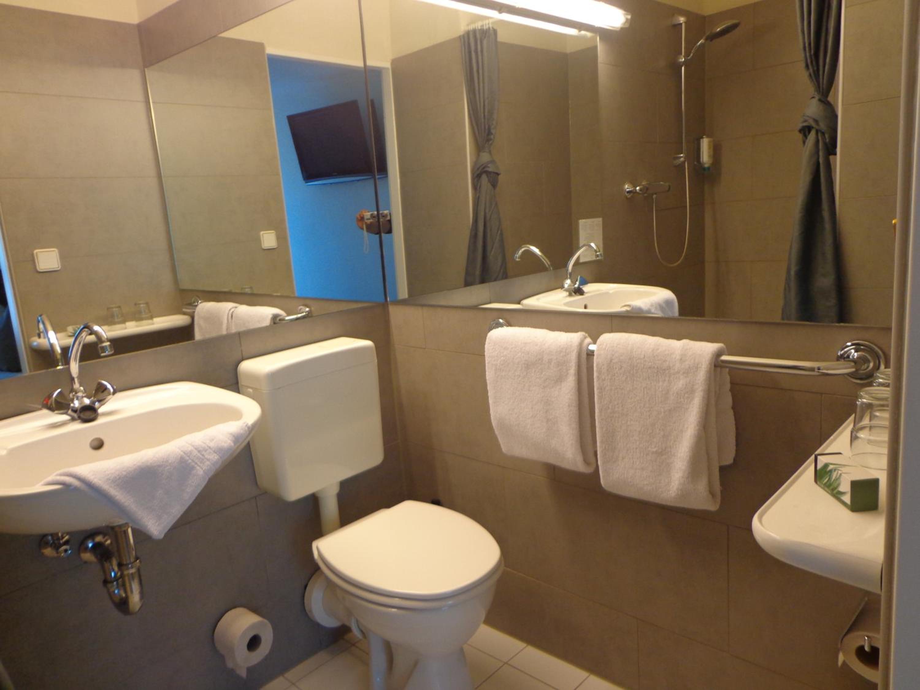 Standard Twin Room - Photo 6