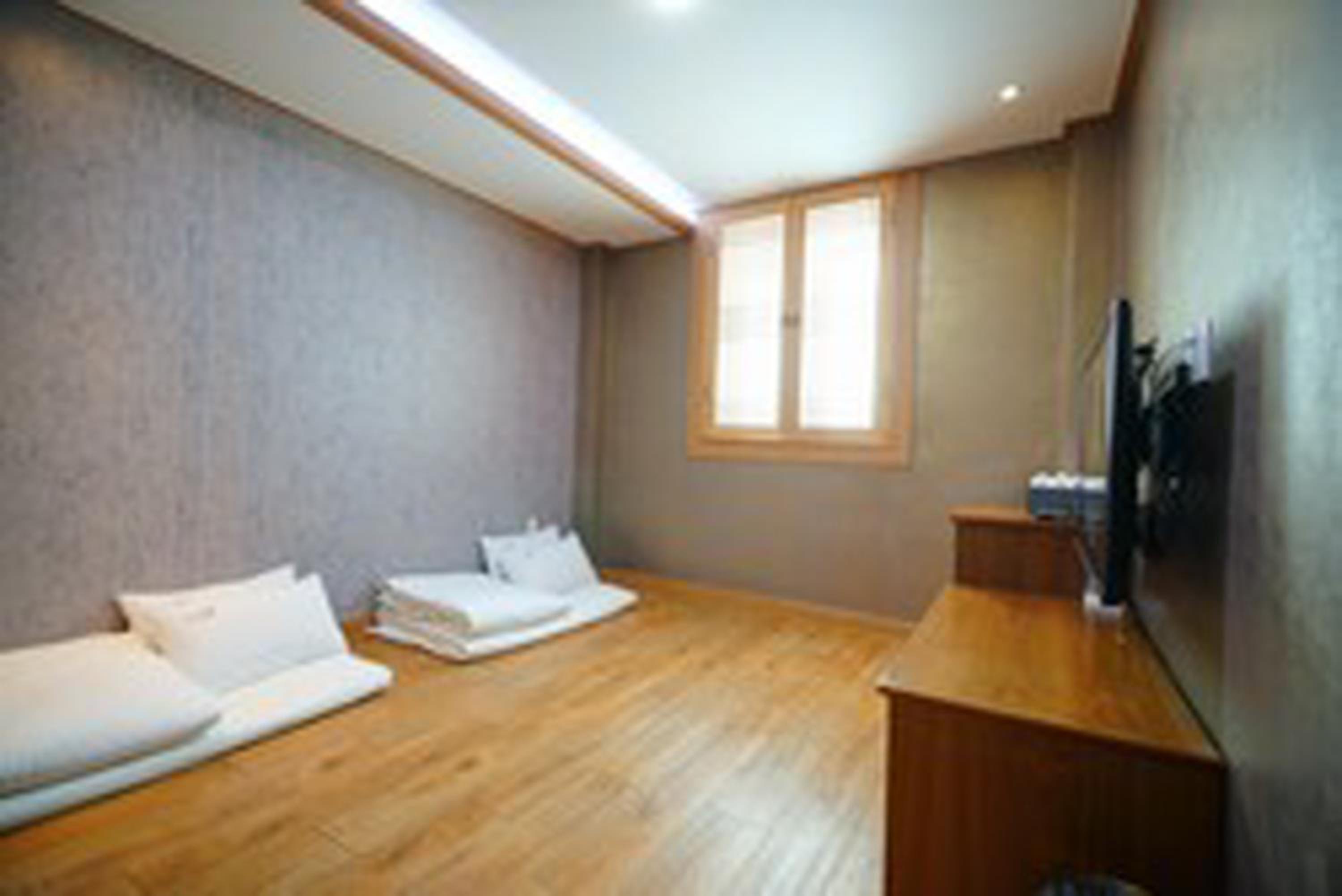 Studio - Photo 1