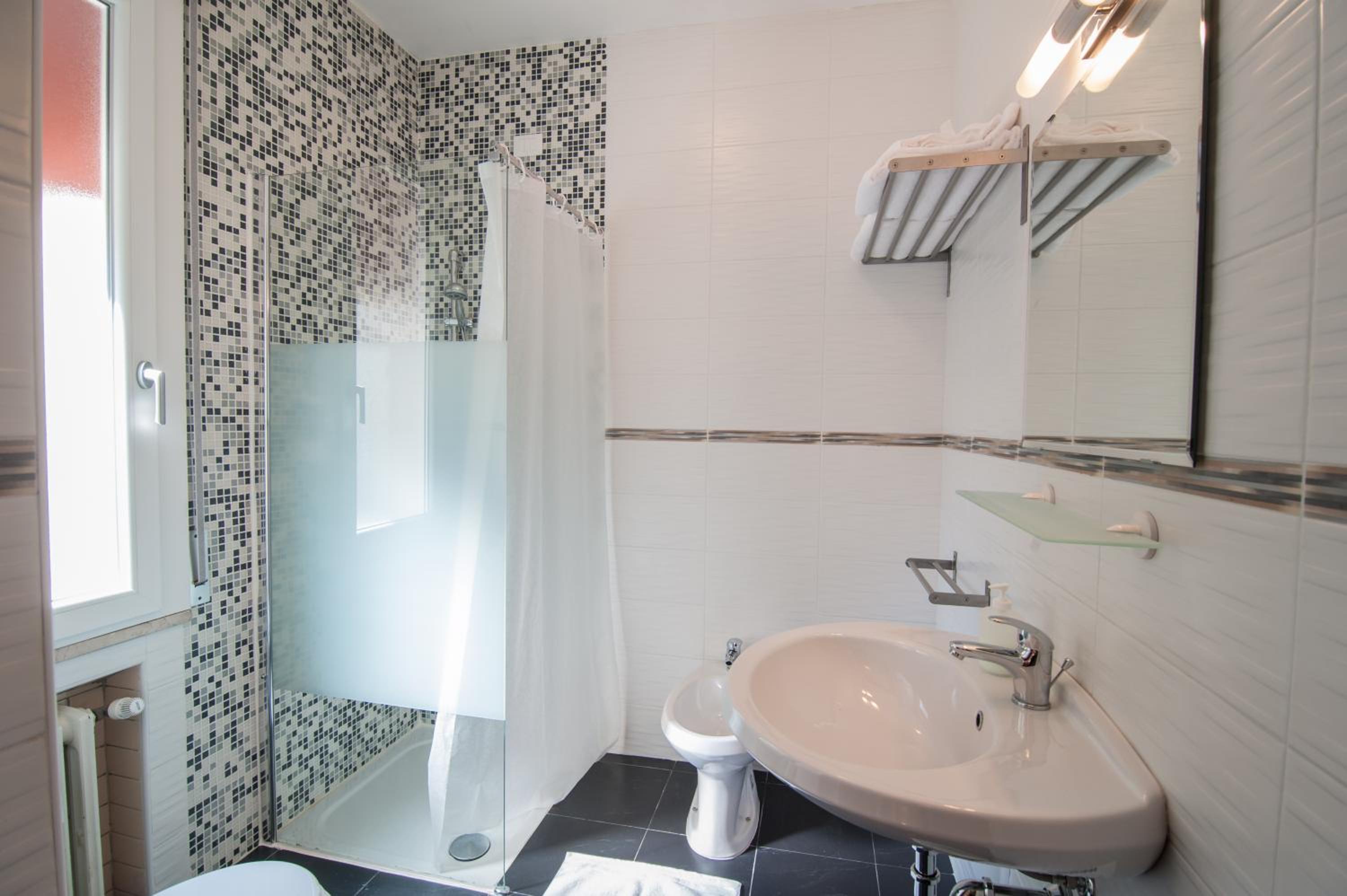 Double or Twin Room with Private Bathroom photo 2