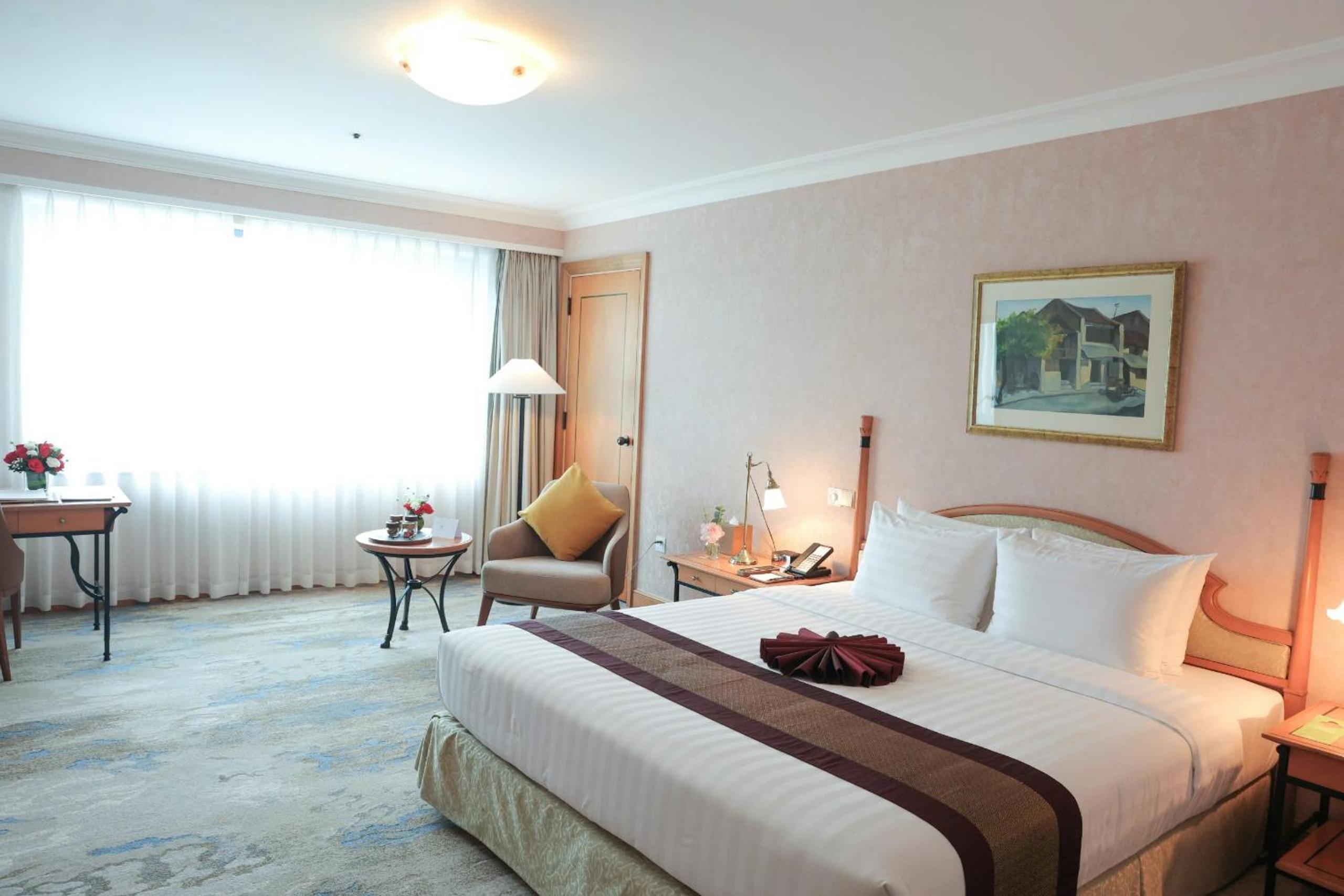 Grand Deluxe King Bed  Lake View