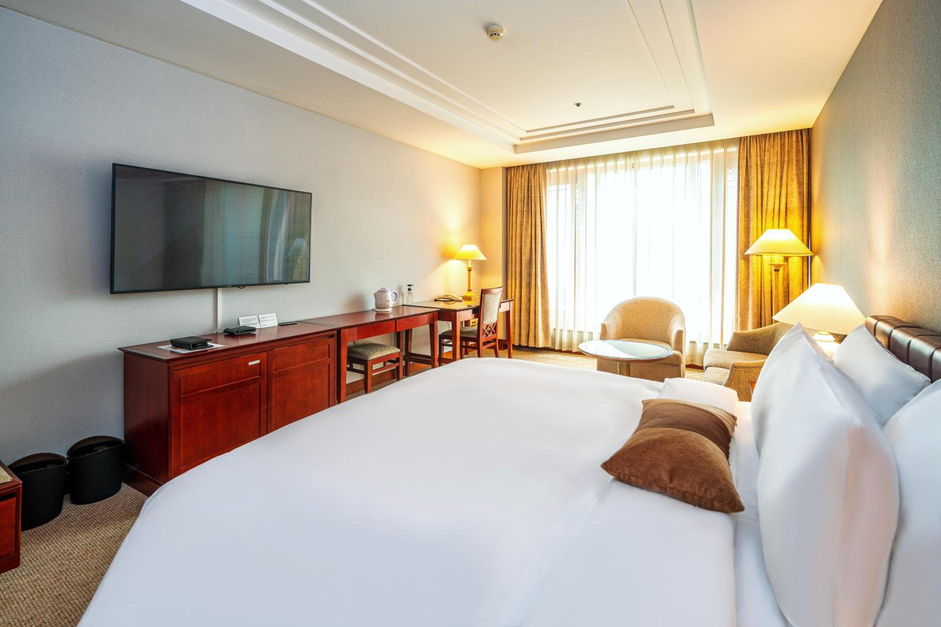 [Hot Deal] Deluxe QueenB (Check-in at 5PM/ Check-out at 9AM / No Consecutive Nights)