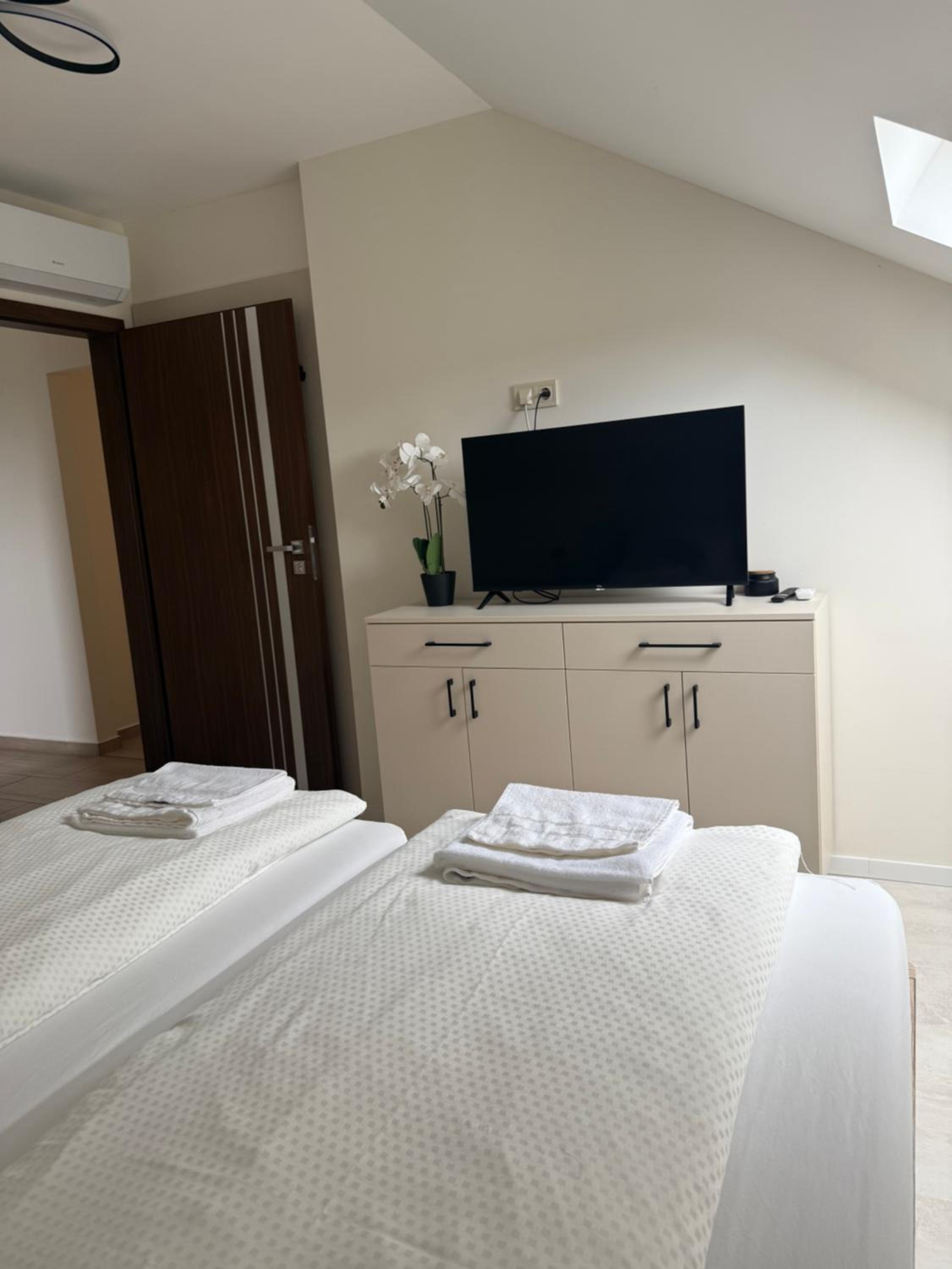 Deluxe Double Room (2 Adults + 1 Child) photo 2