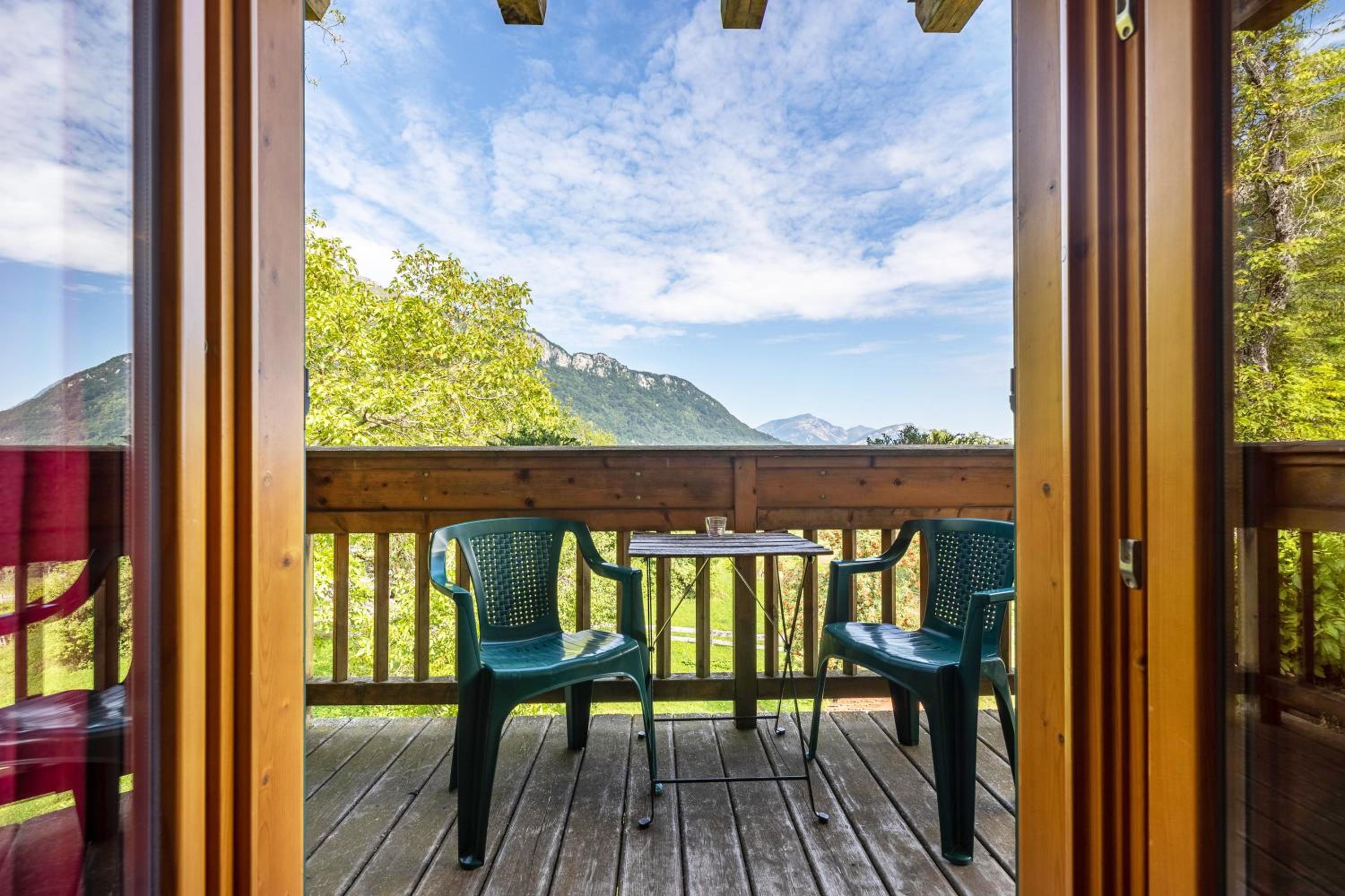 Two-Bedroom Deluxe Apartment with Garden View photo 2