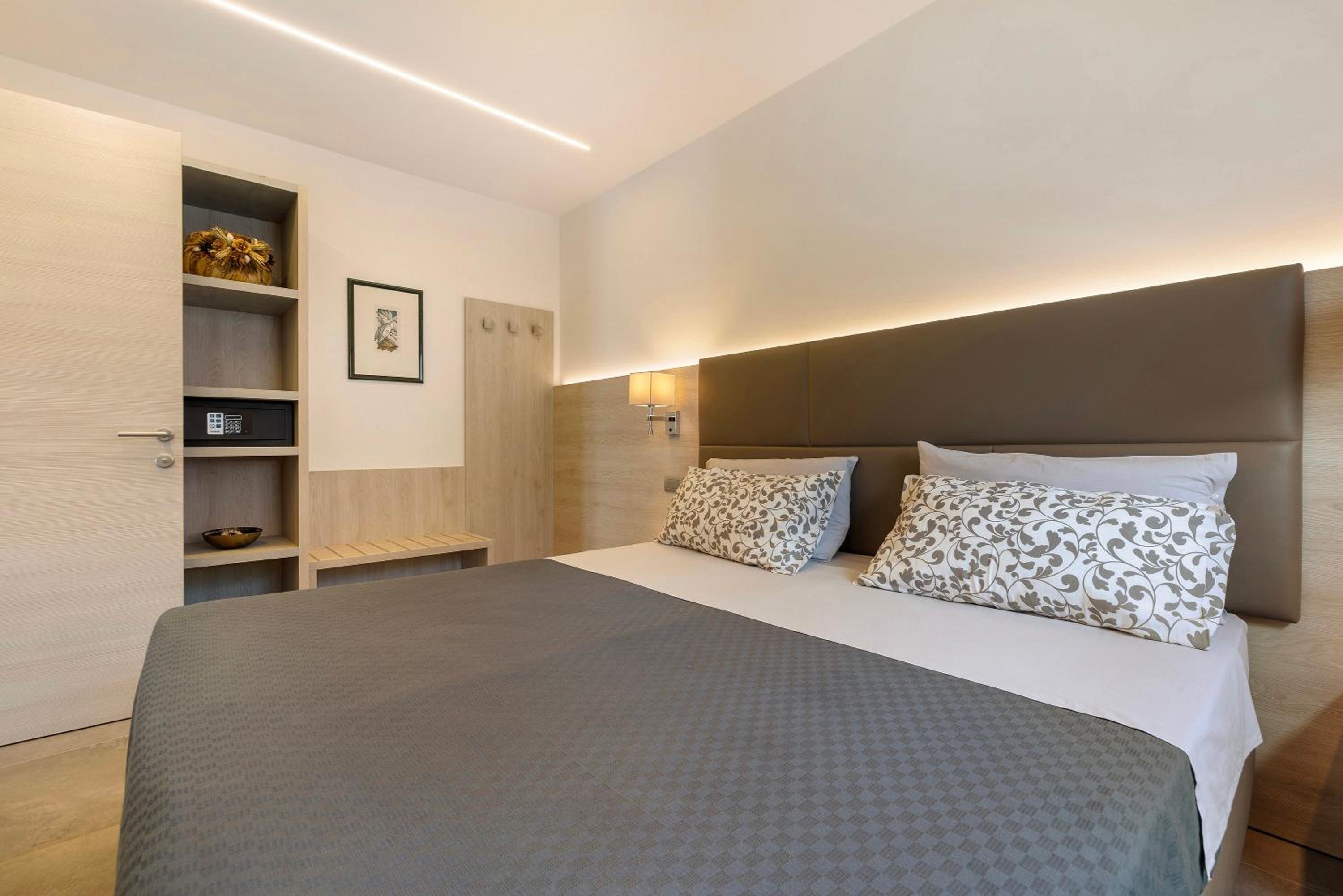 One-Bedroom Apartment with Lake View