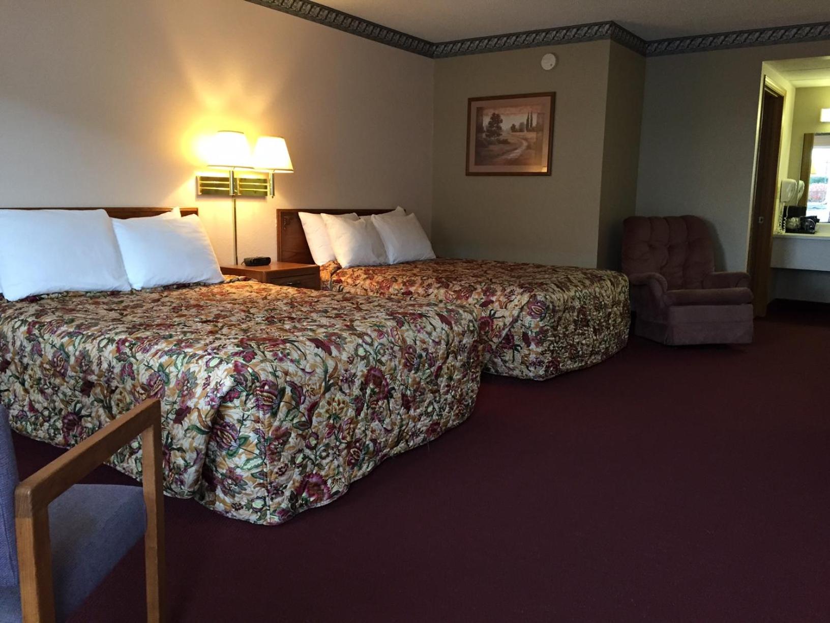 Queen Room with Two Queen Beds - Photo 6