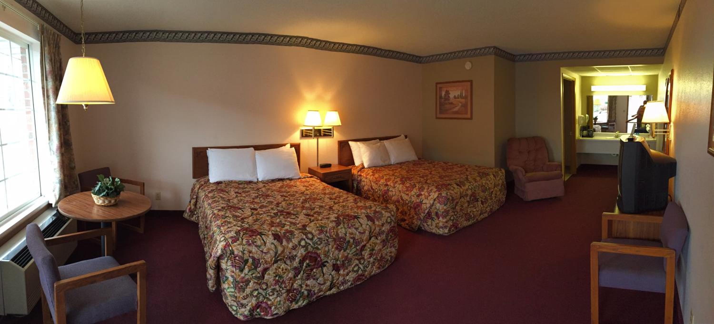 Queen Room with Two Queen Beds - Photo 5