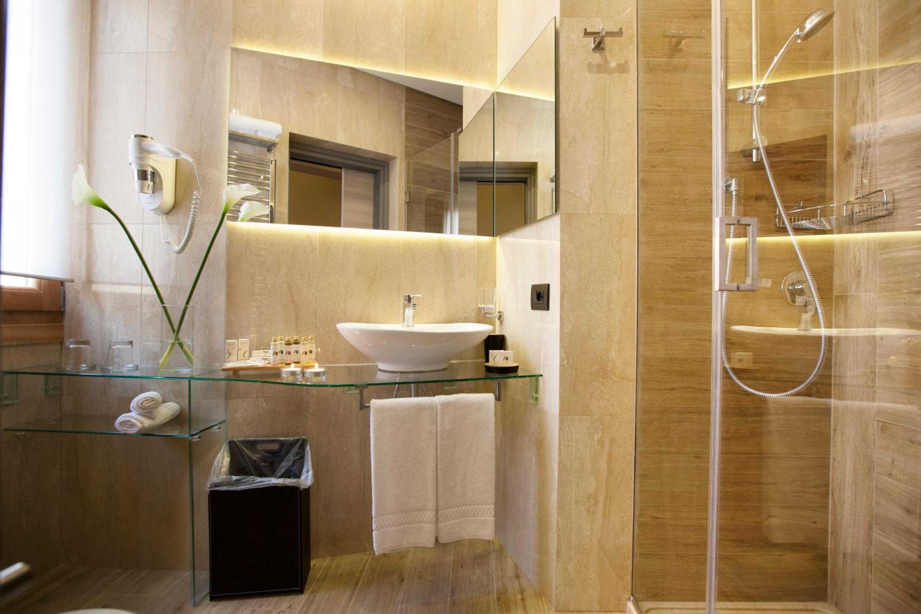 Deluxe Double Room - Photo 24