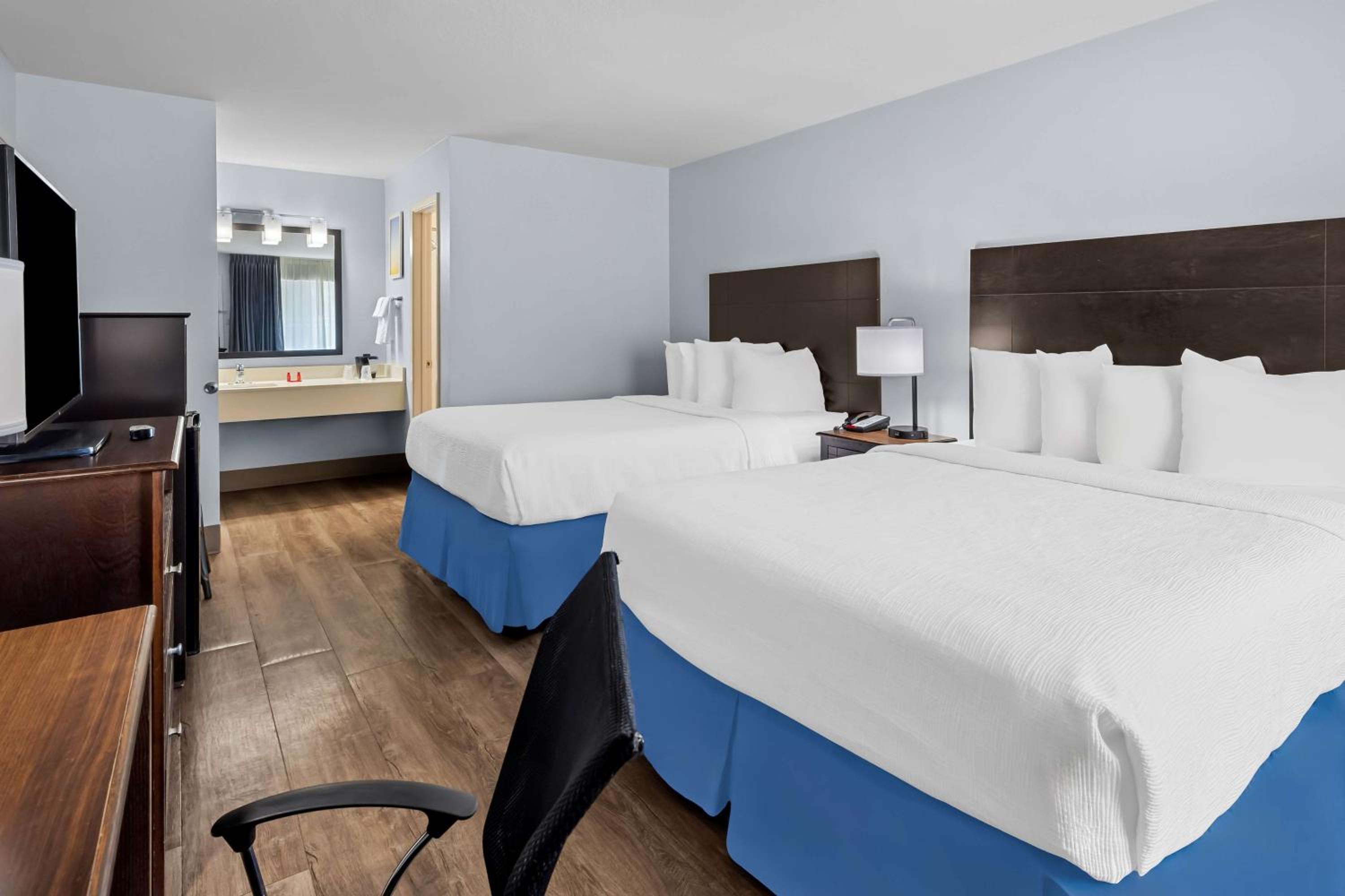 Queen Room with Two Queen Beds and Bath Tub - Disability Access - Photo 1