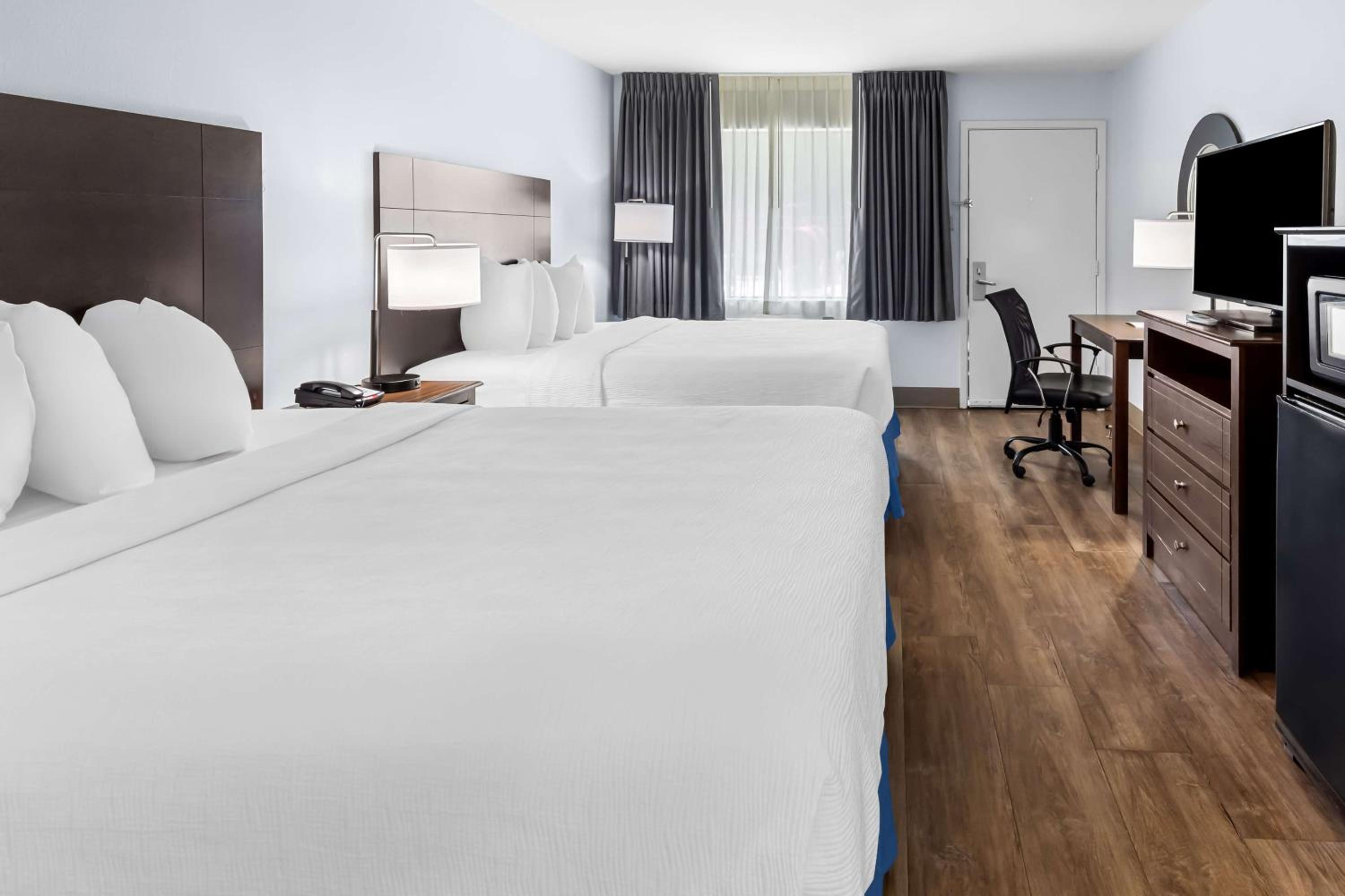 Queen Room with Two Queen Beds and Bath Tub - Disability Access - Photo 2
