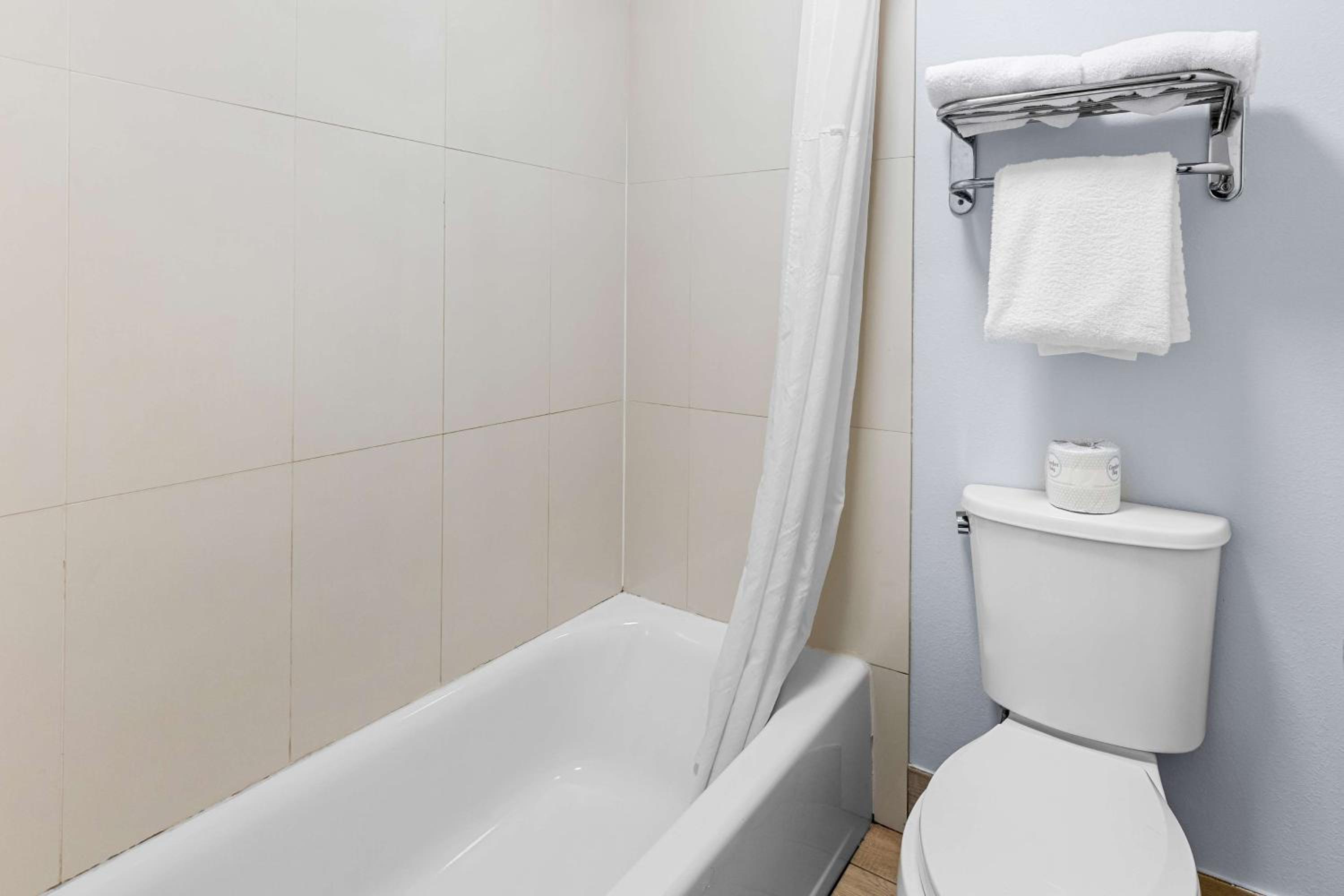 Queen Room with Two Queen Beds and Bath Tub - Disability Access - Photo 4