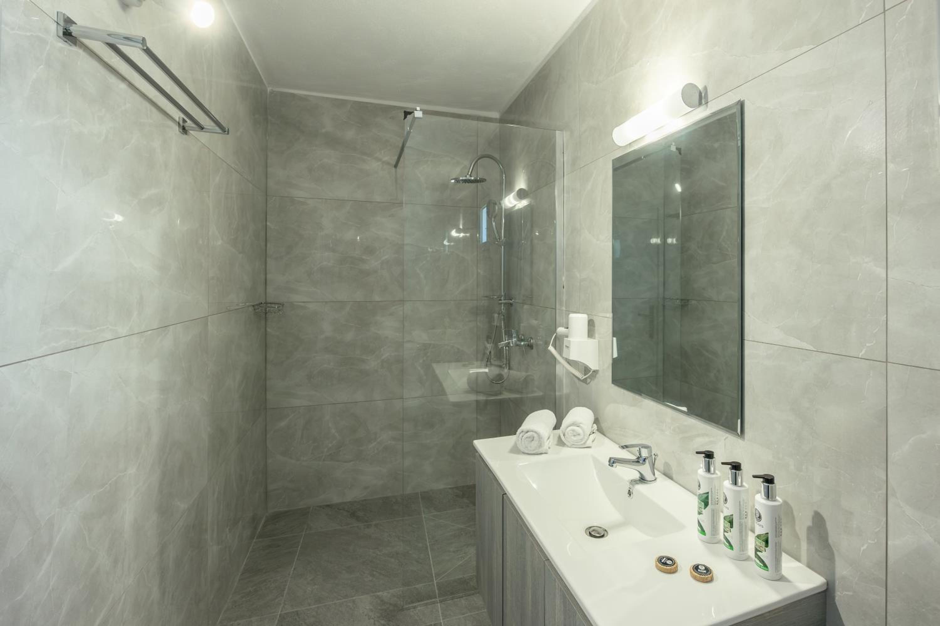 Junior Suite with Private Pool - Photo 5