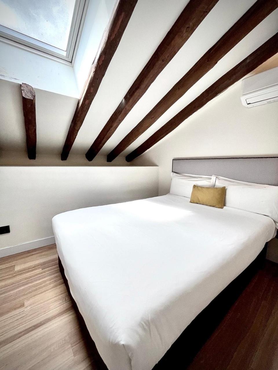 Two-Bedroom Deluxe Apartment with Balcony photo 2