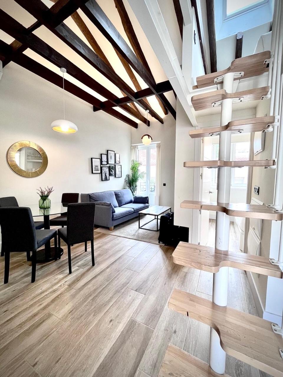 Two-Bedroom Deluxe Apartment with Balcony