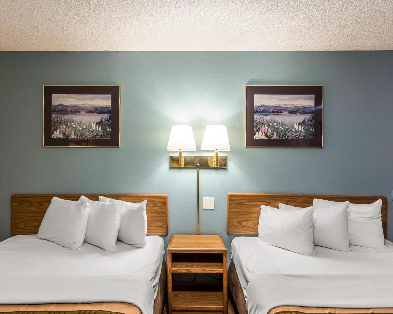 Queen Room with Two Queen Beds - Non-Smoking - Photo 1