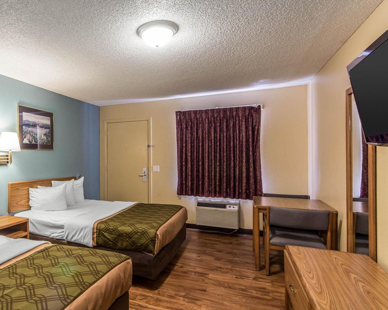 Queen Room with Two Queen Beds - Non-Smoking - Photo 3