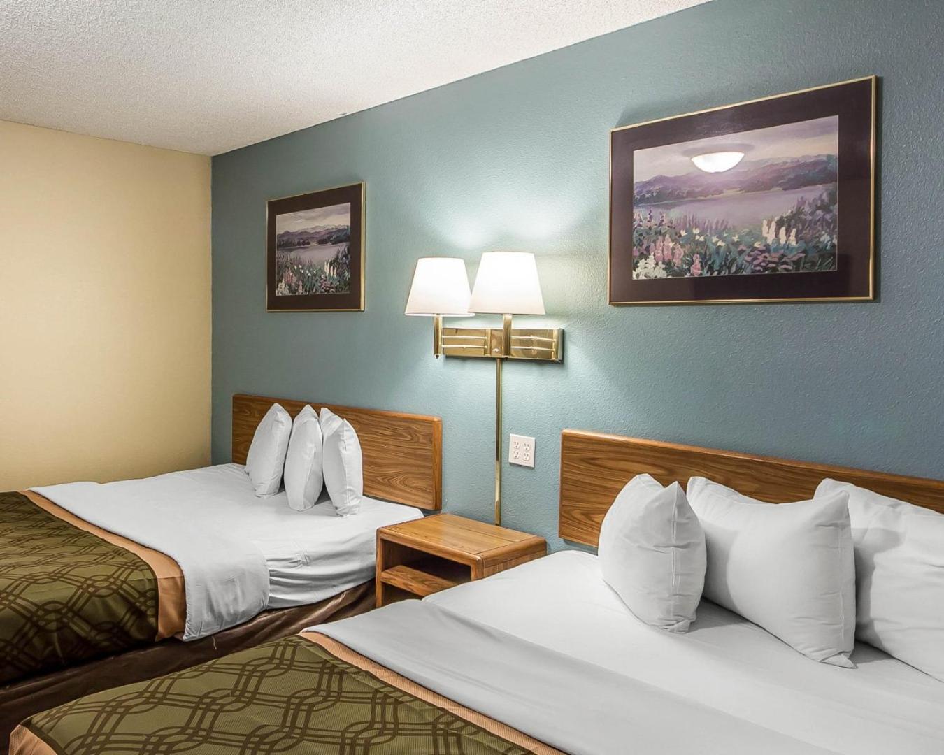 Queen Room with Two Queen Beds - Non-Smoking - Photo 2
