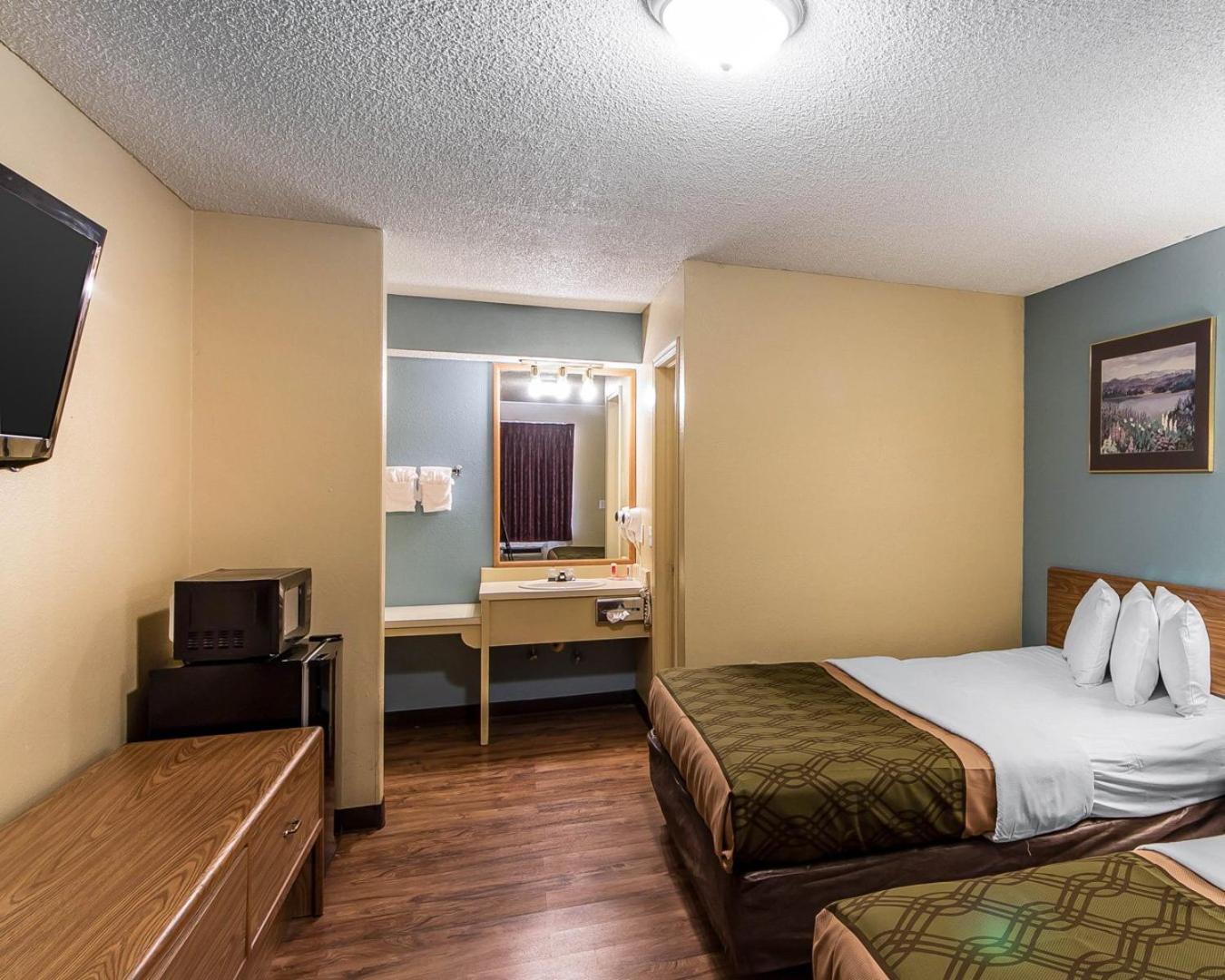 Queen Room with Two Queen Beds - Non-Smoking - Photo 6