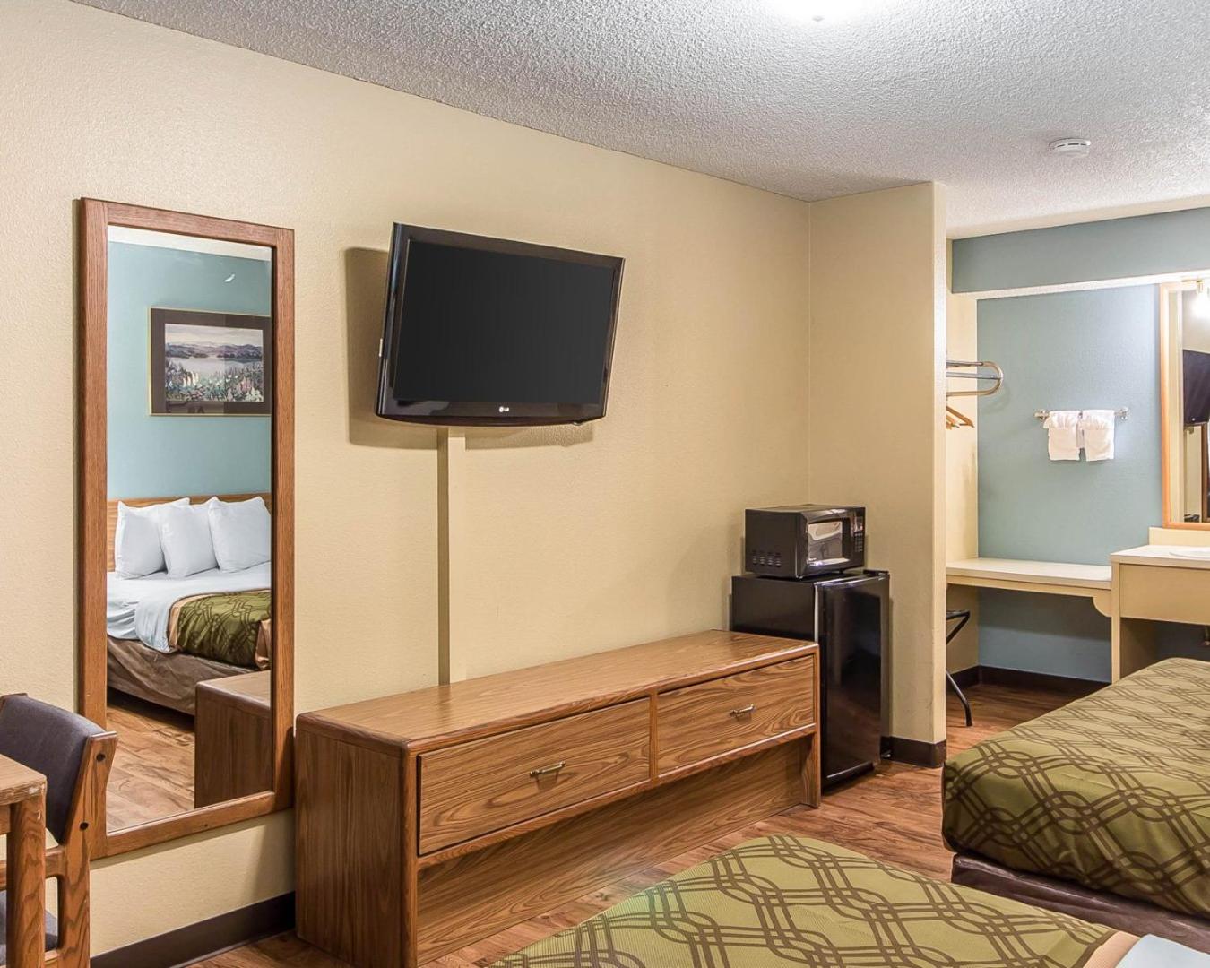 Queen Room with Two Queen Beds - Non-Smoking - Photo 5