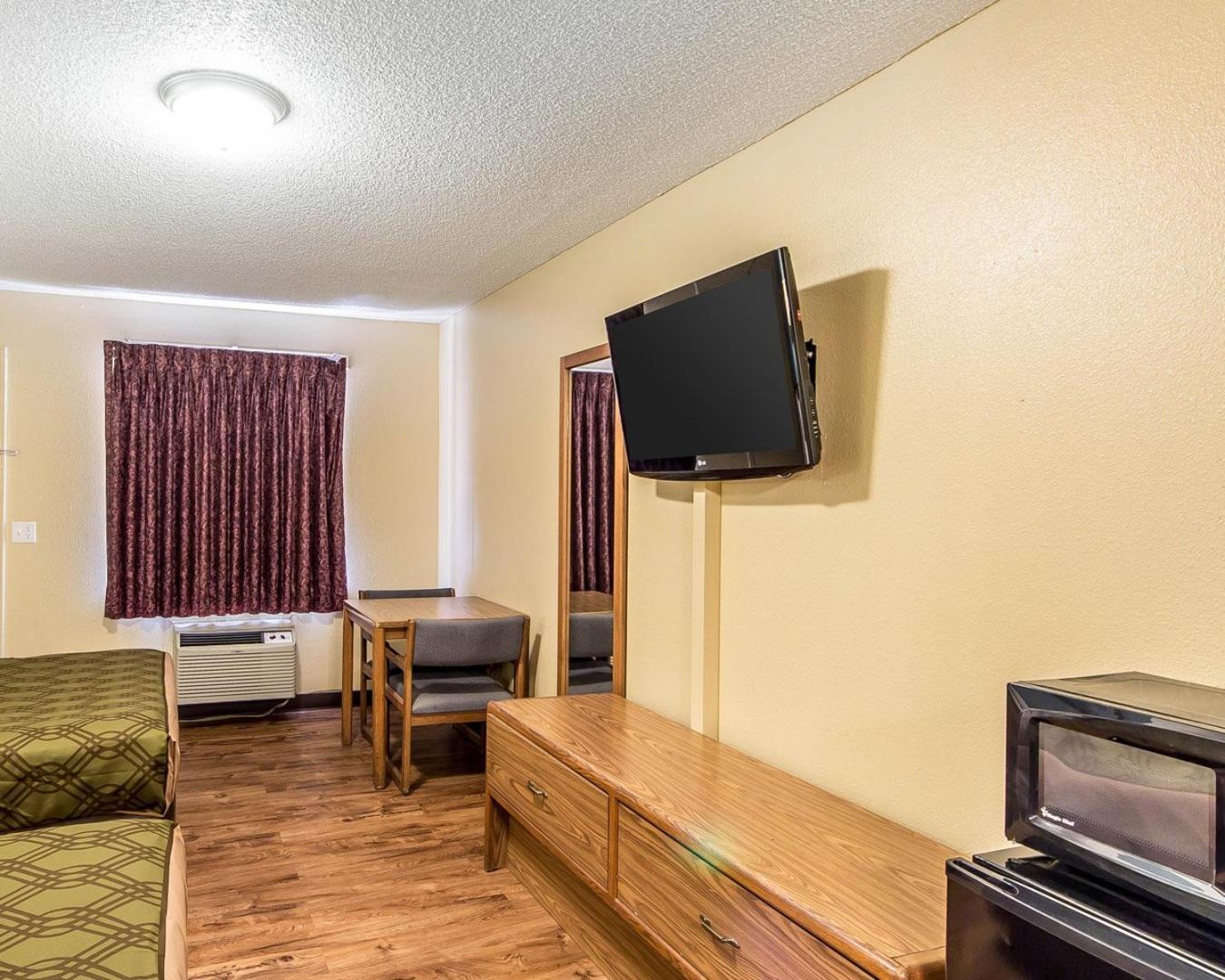 Queen Room with Two Queen Beds - Non-Smoking - Photo 4
