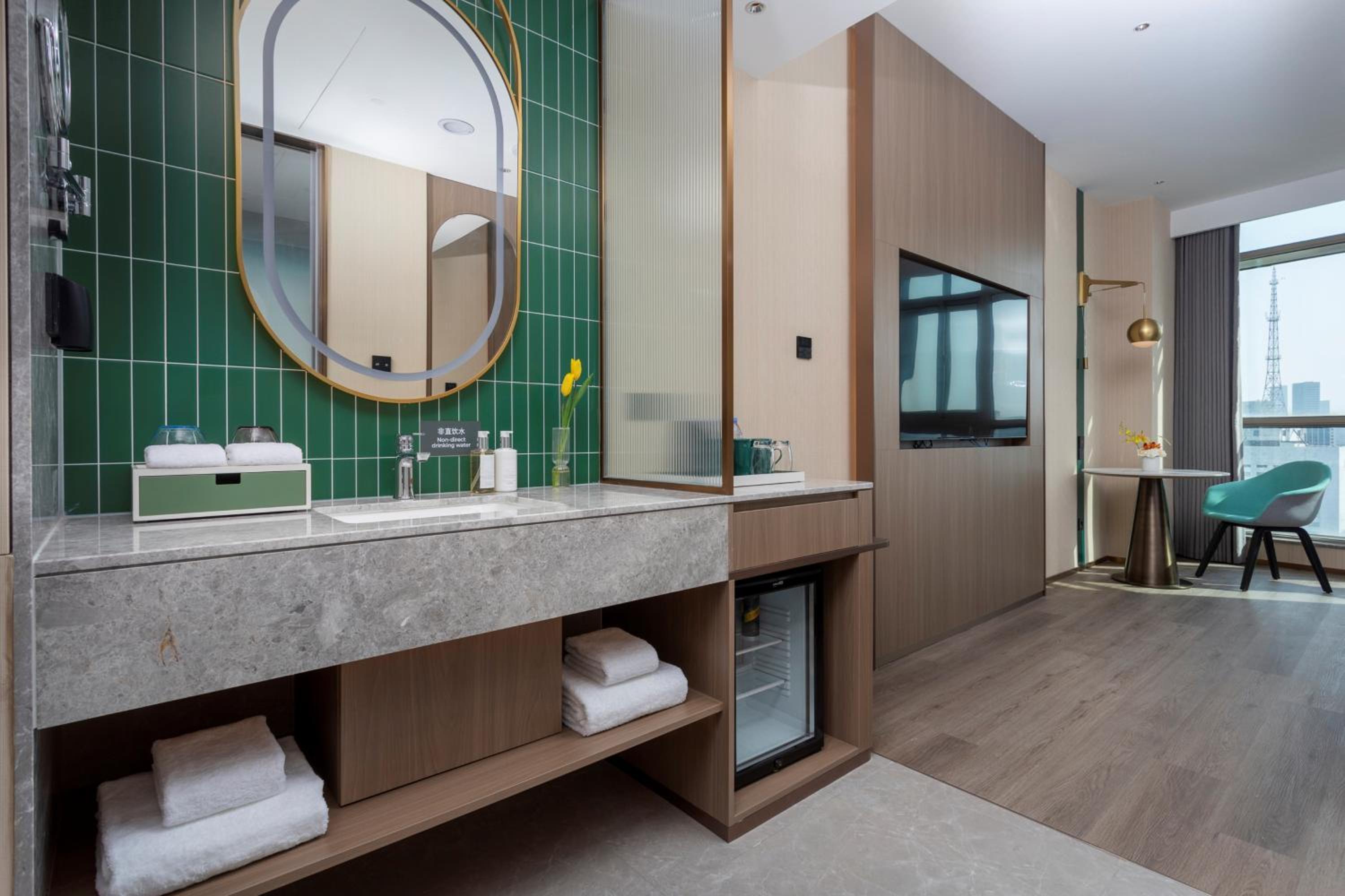 One-Bedroom Suite thumbnail 5