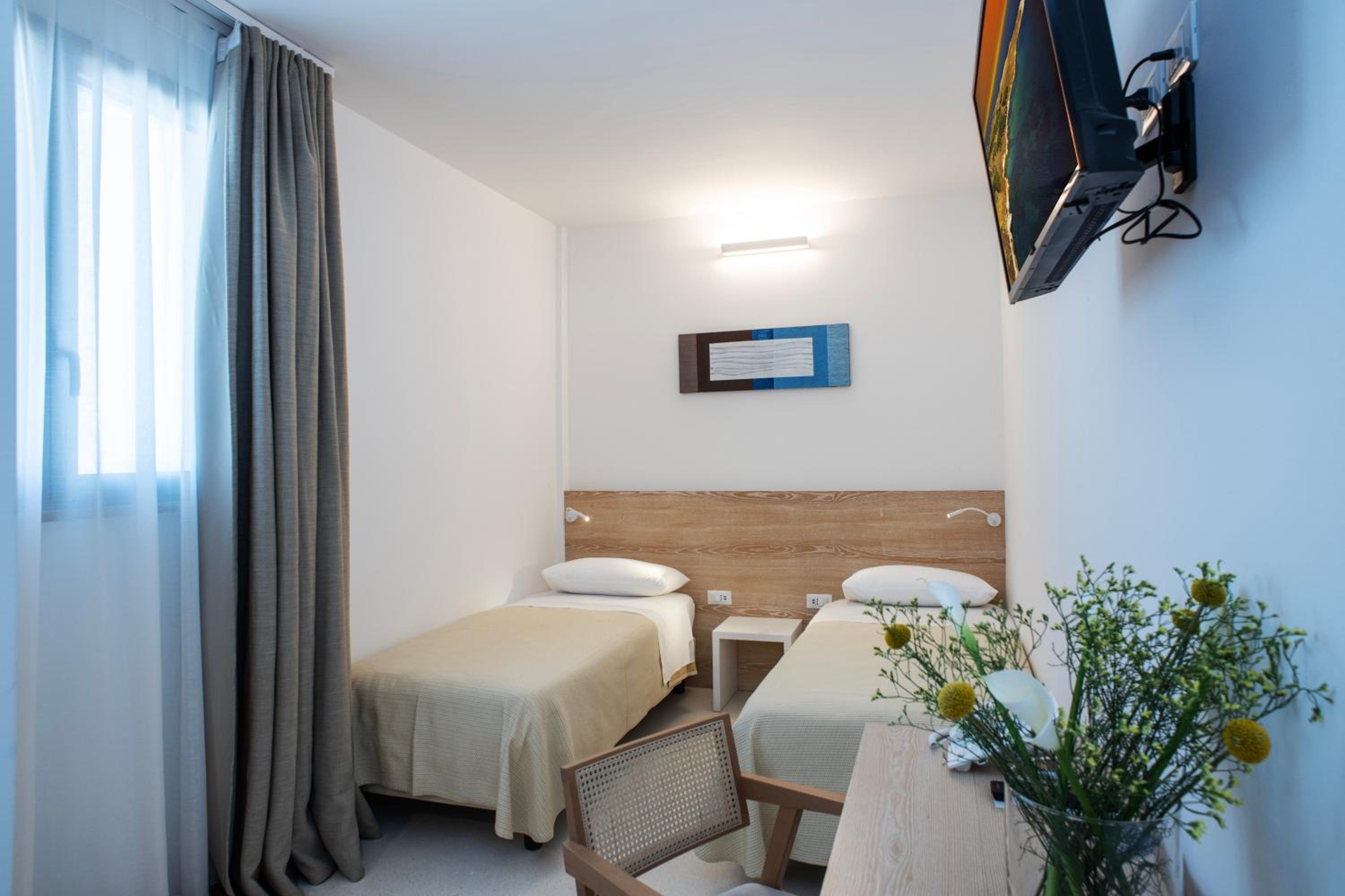 Standard Twin Room - Photo 3