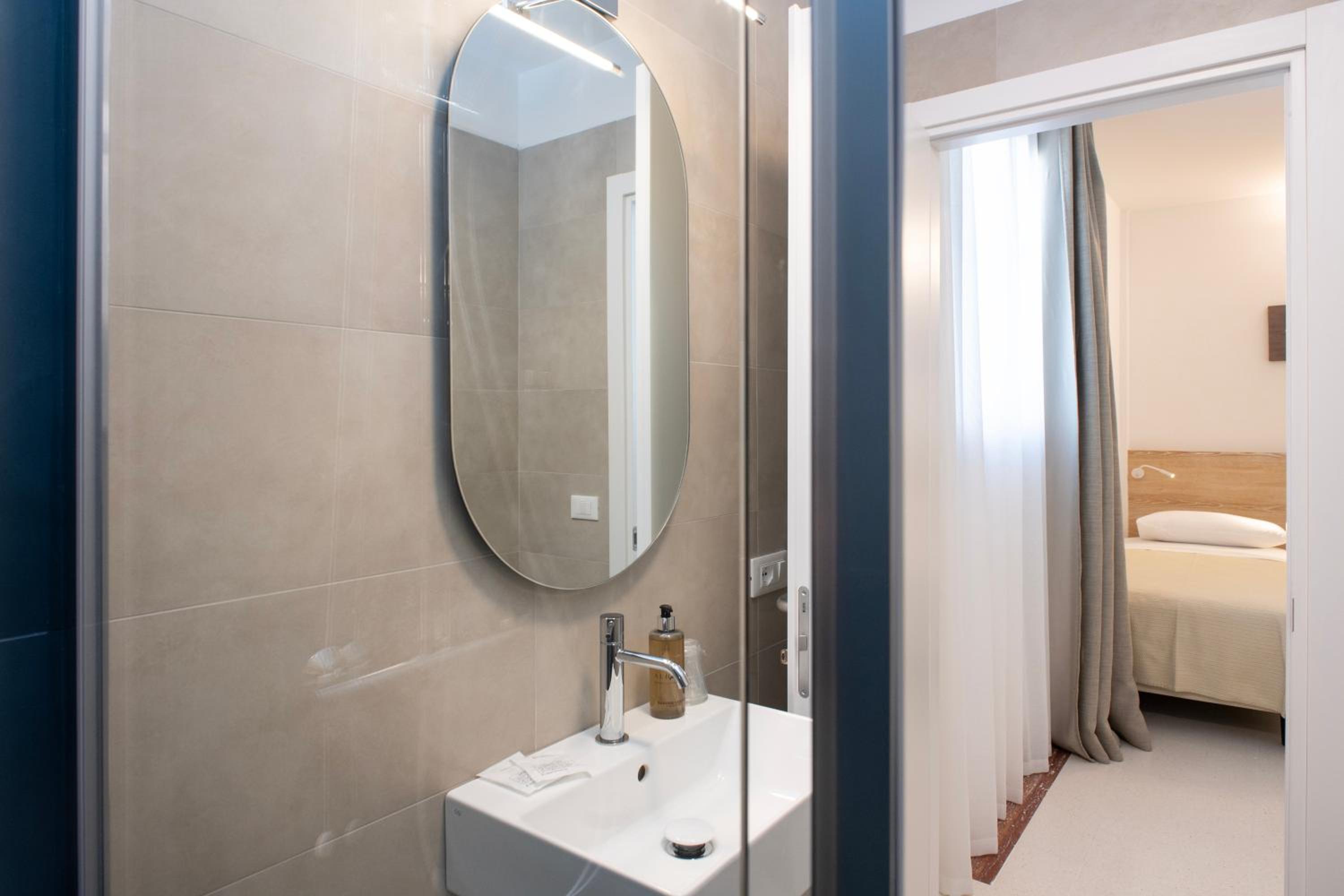 Standard Twin Room - Photo 2