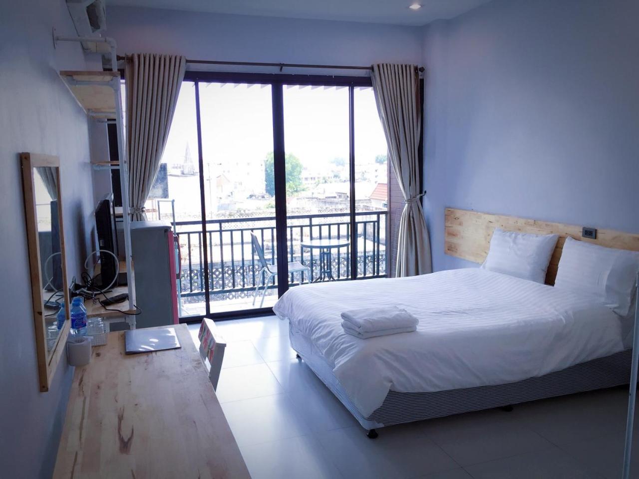 Apartment with Balcony - Photo 25