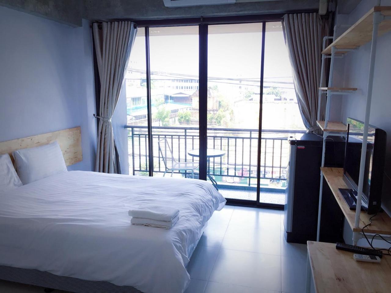 Apartment with Balcony - Photo 14