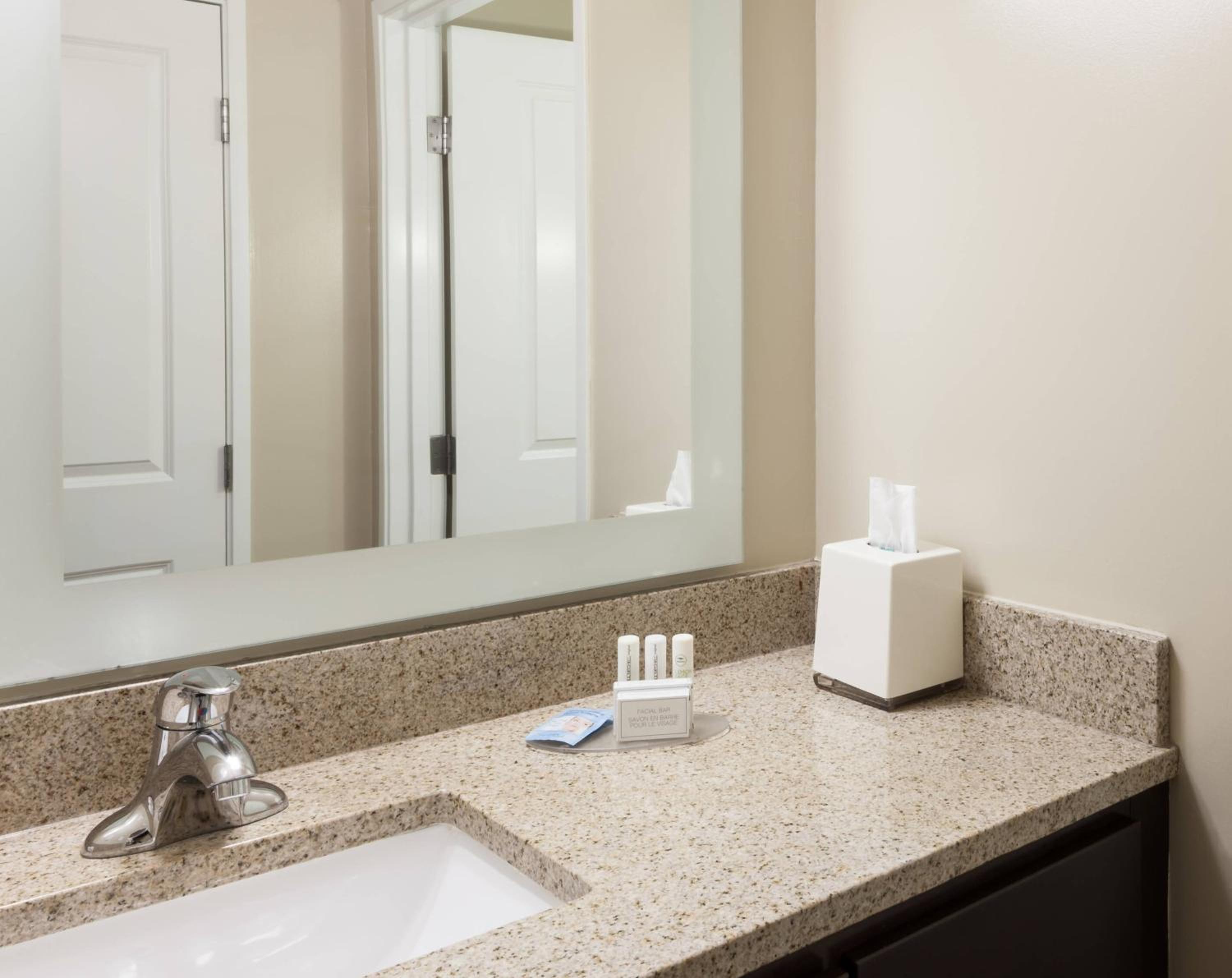 Two-Bedroom Queen Suite with Tub - Mobility/Hearing Accessible photo 2