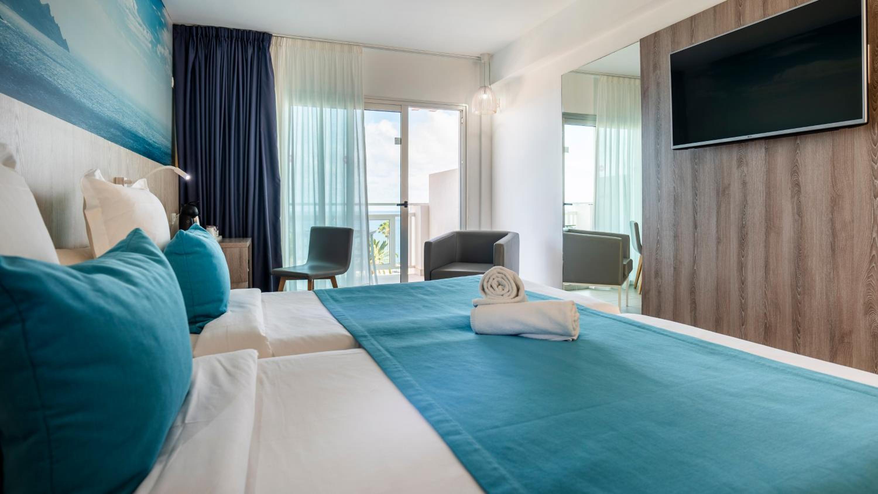 Deluxe Double Room with Side Sea View photo 2