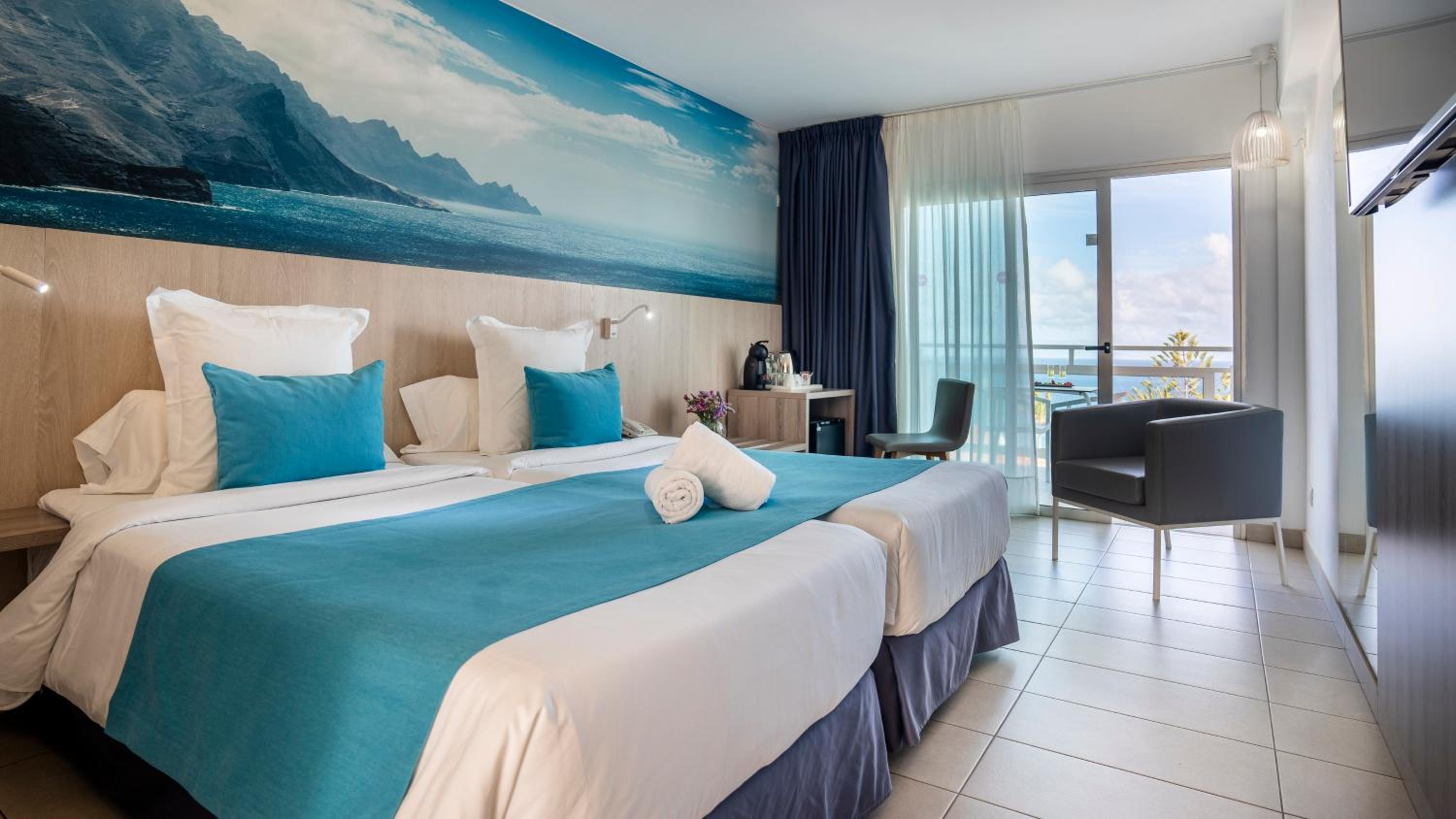 Deluxe Double Room with Side Sea View