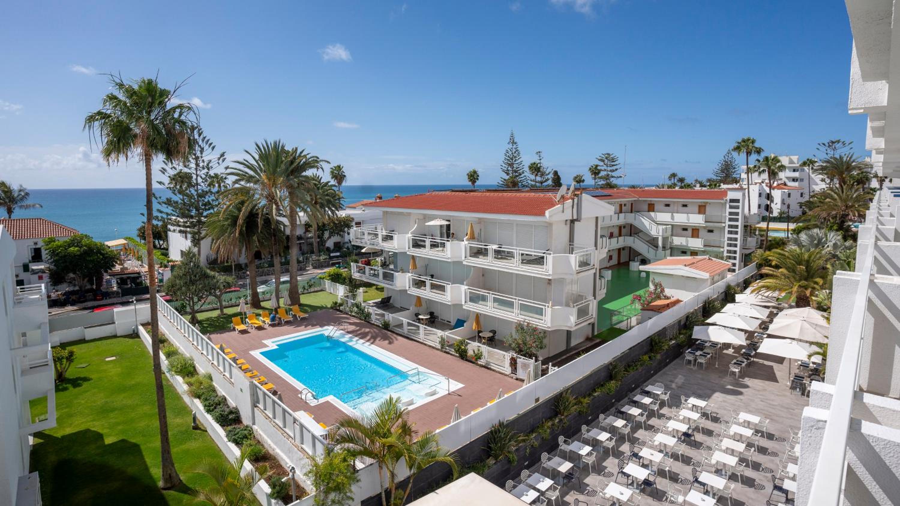 Deluxe double room with side sea view