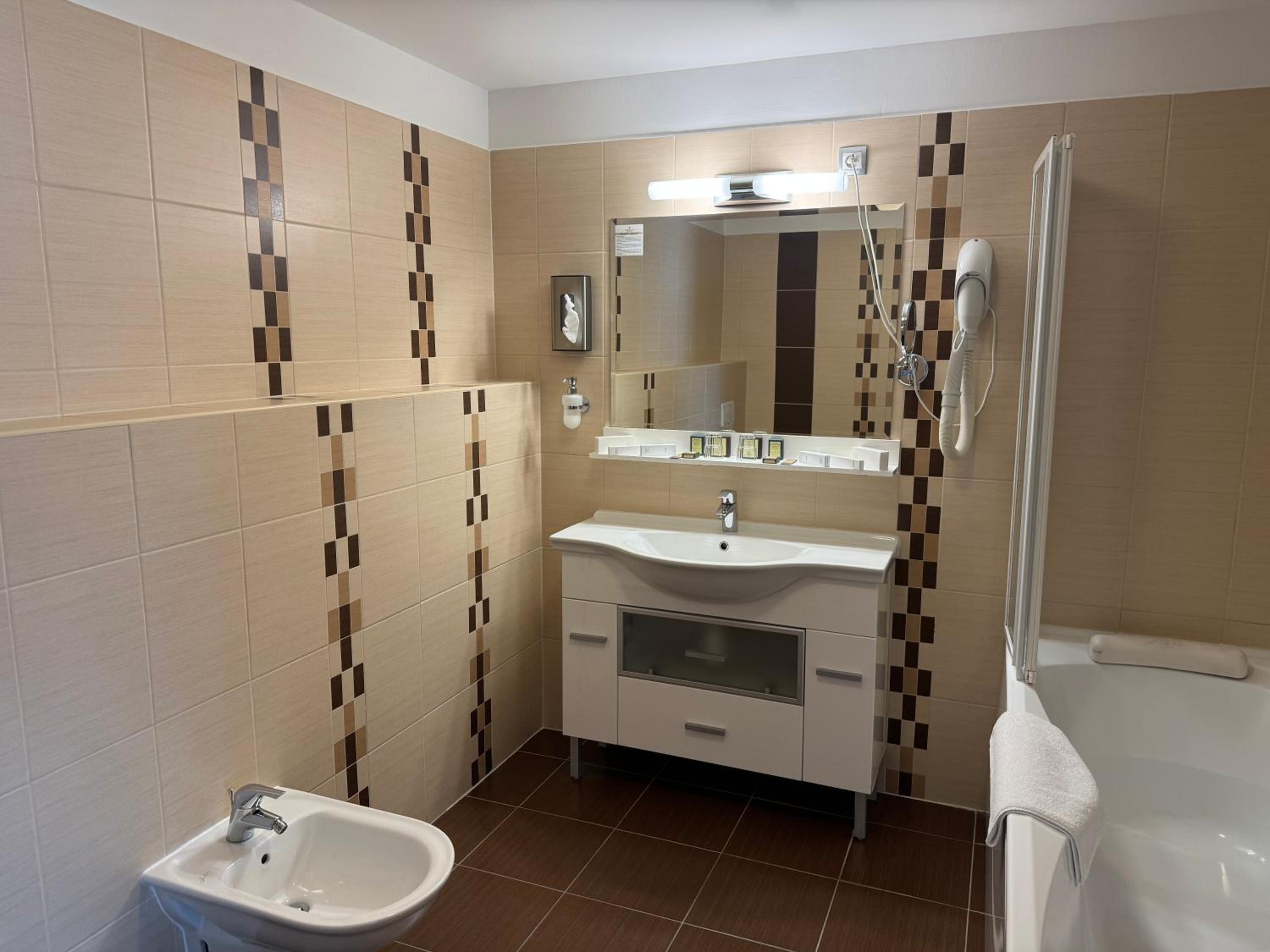 Junior Suite with Bath photo 3