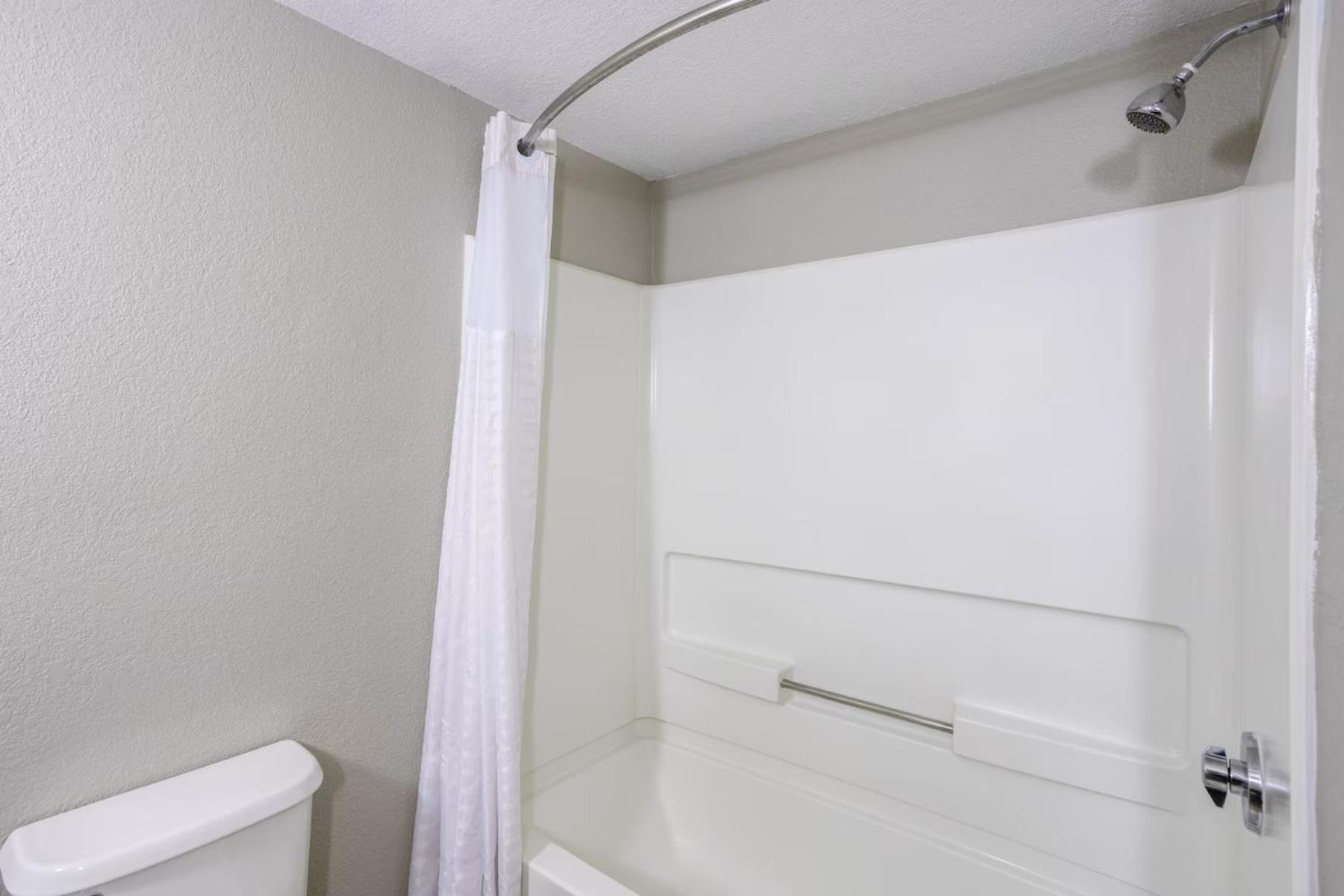 Queen Room with Two Queen Beds - Non-Smoking - Photo 4