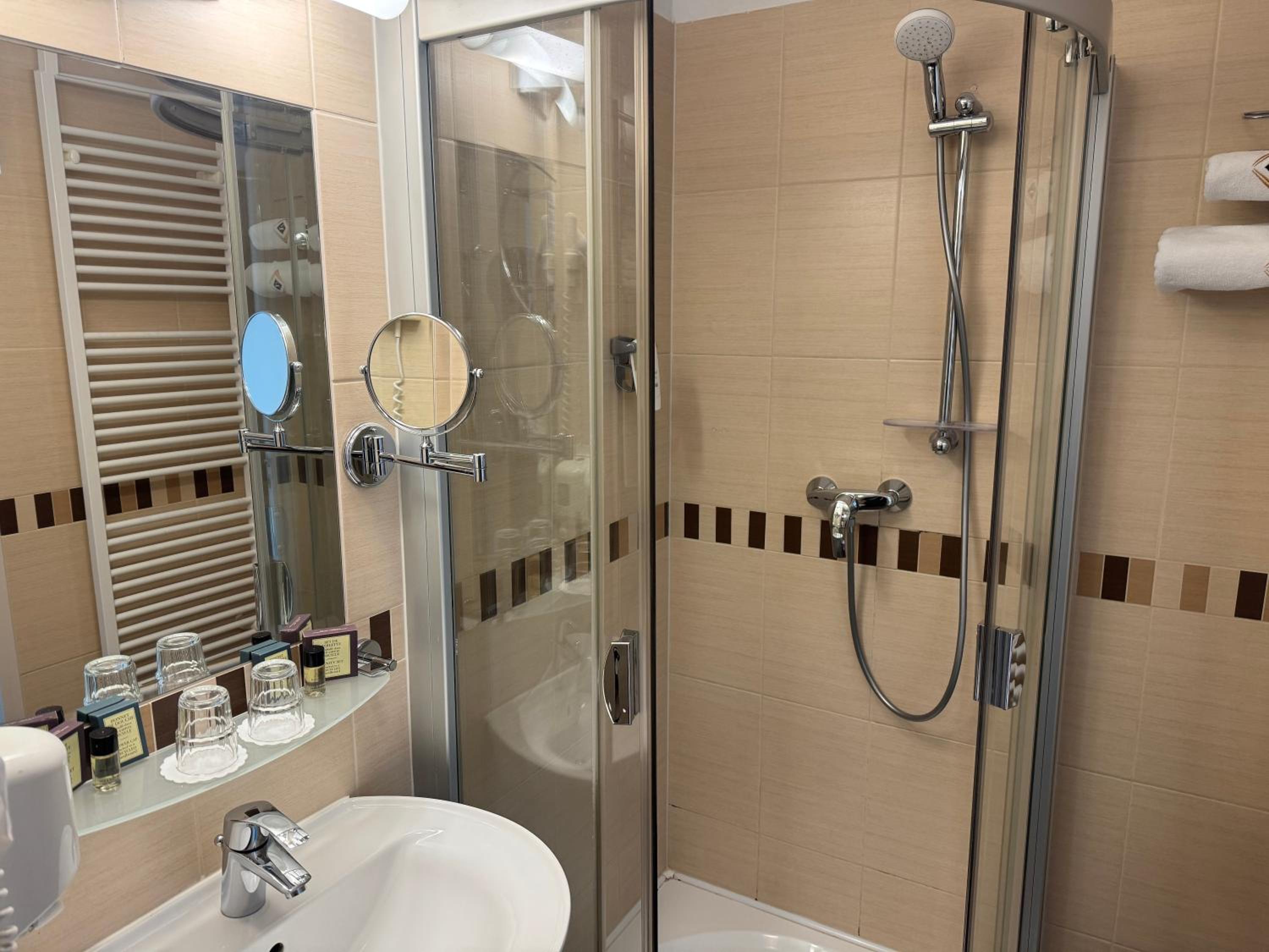 Standard Twin Room - Photo 5