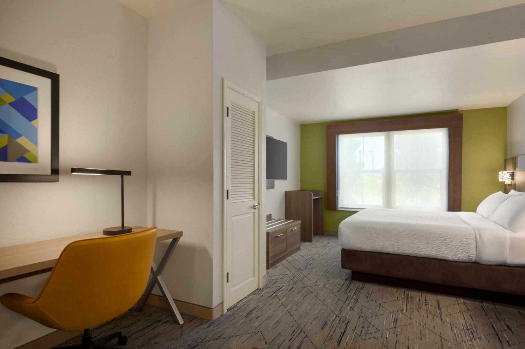 King Suite - Non-Smoking - Photo 2