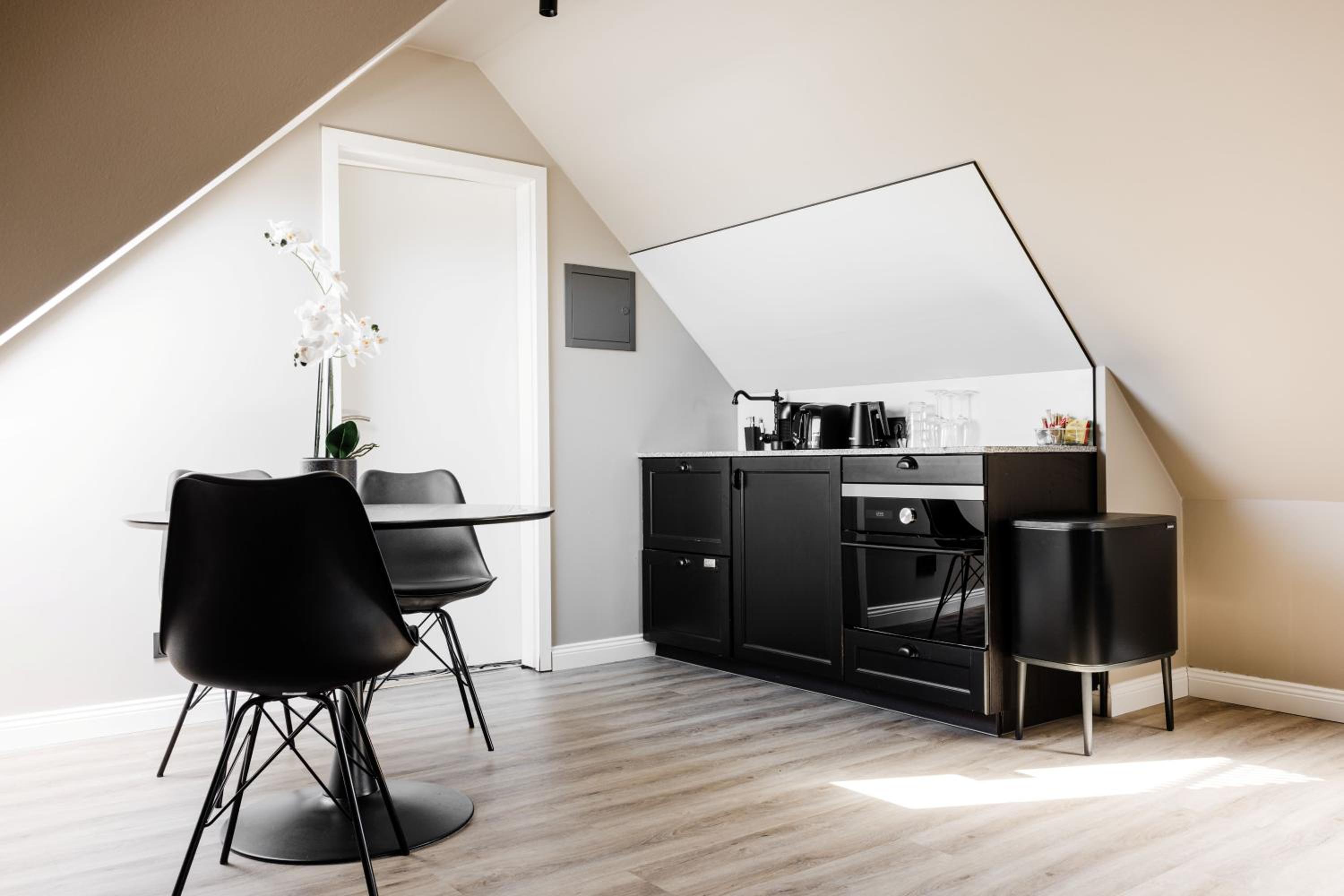 Superior Attic Studio with Bathtub photo 2