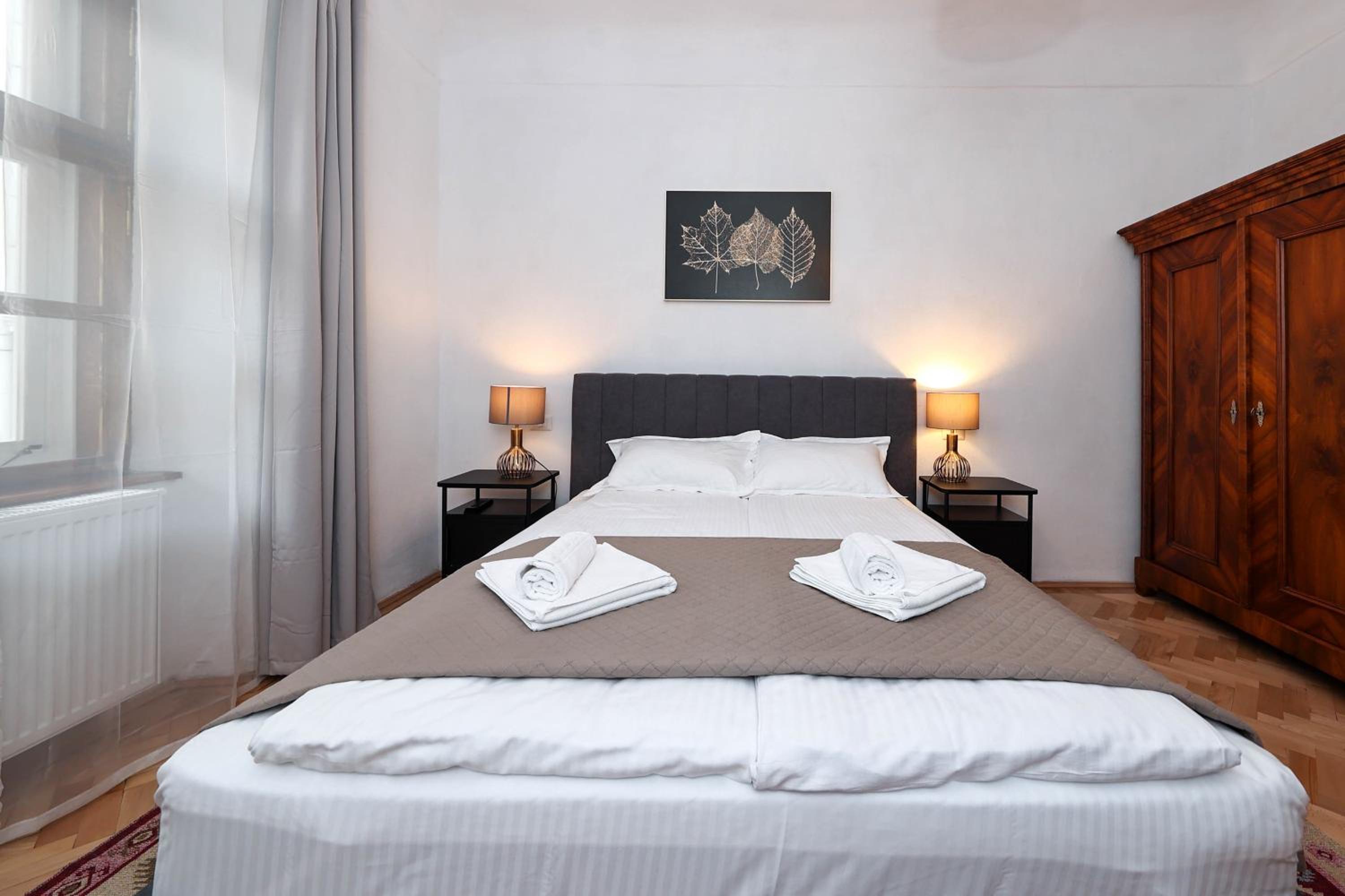 One-Bedroom Apartment with City View - Photo 9