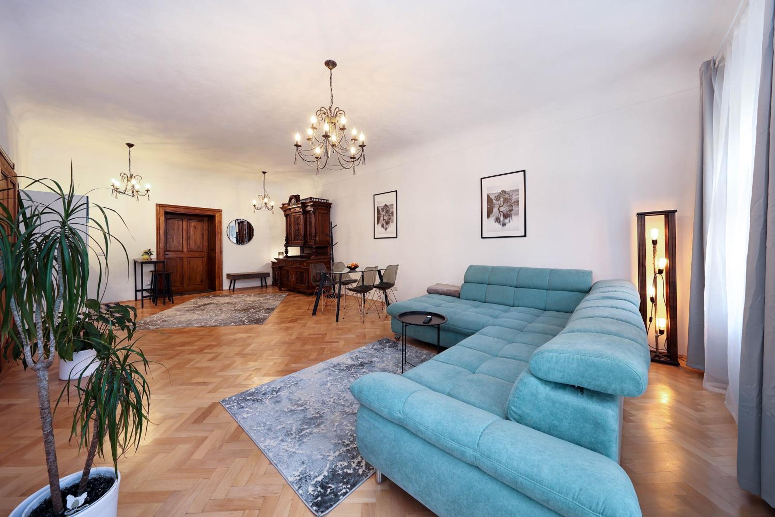 One-Bedroom Apartment with City View - Photo 7