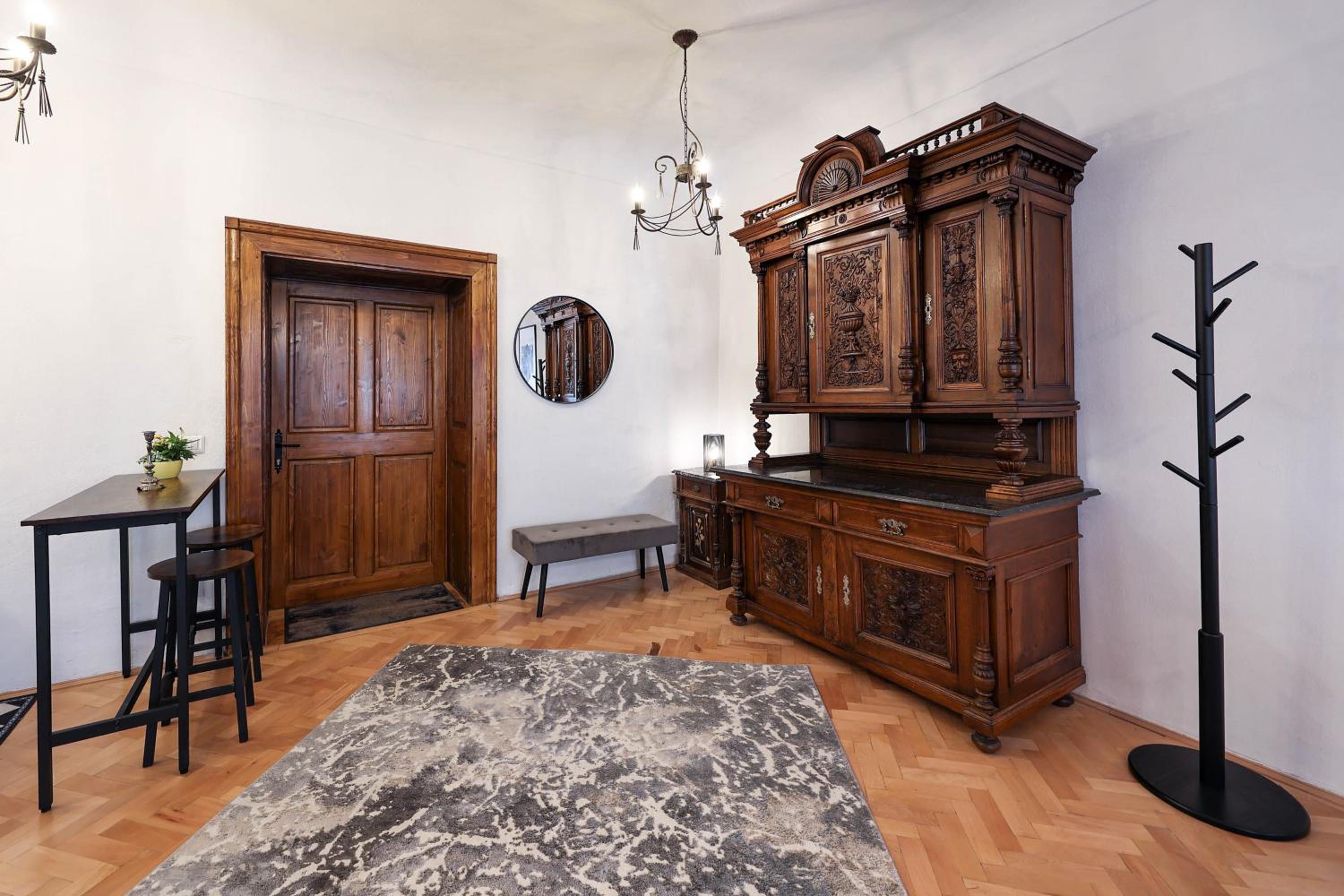 One-Bedroom Apartment with City View - Photo 5