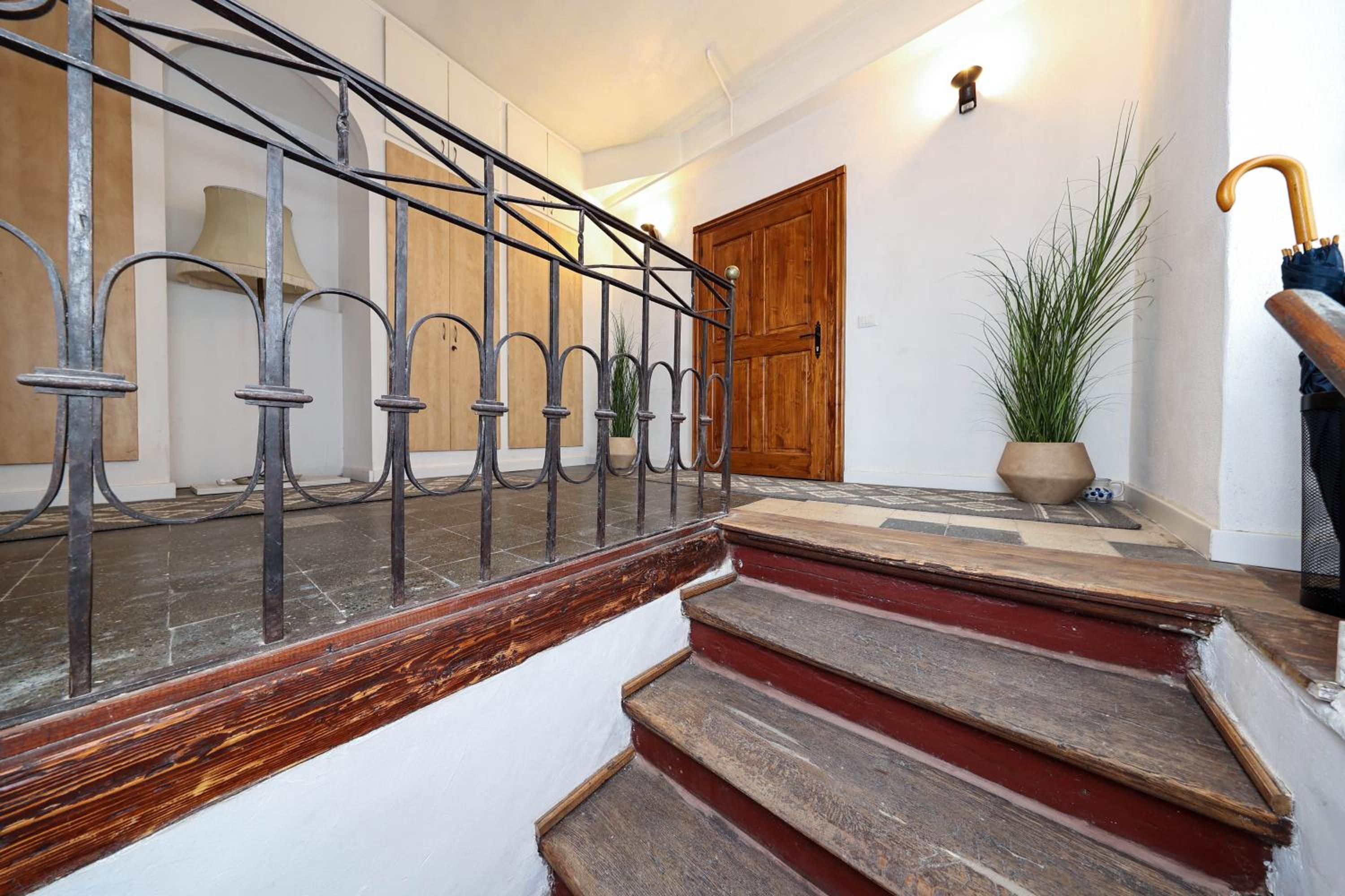 One-Bedroom Apartment with City View - Photo 2