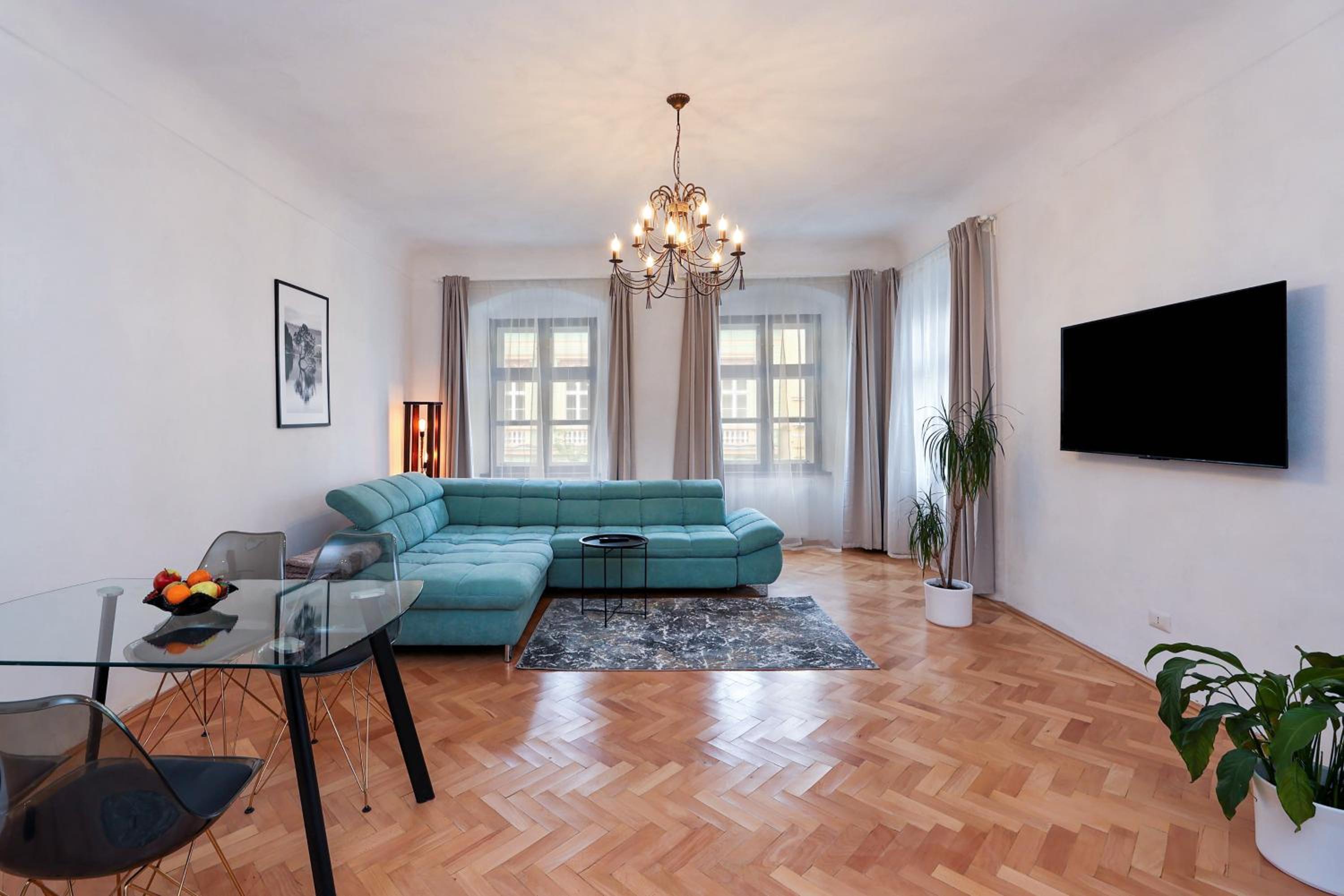 One-Bedroom Apartment with City View - Photo 3